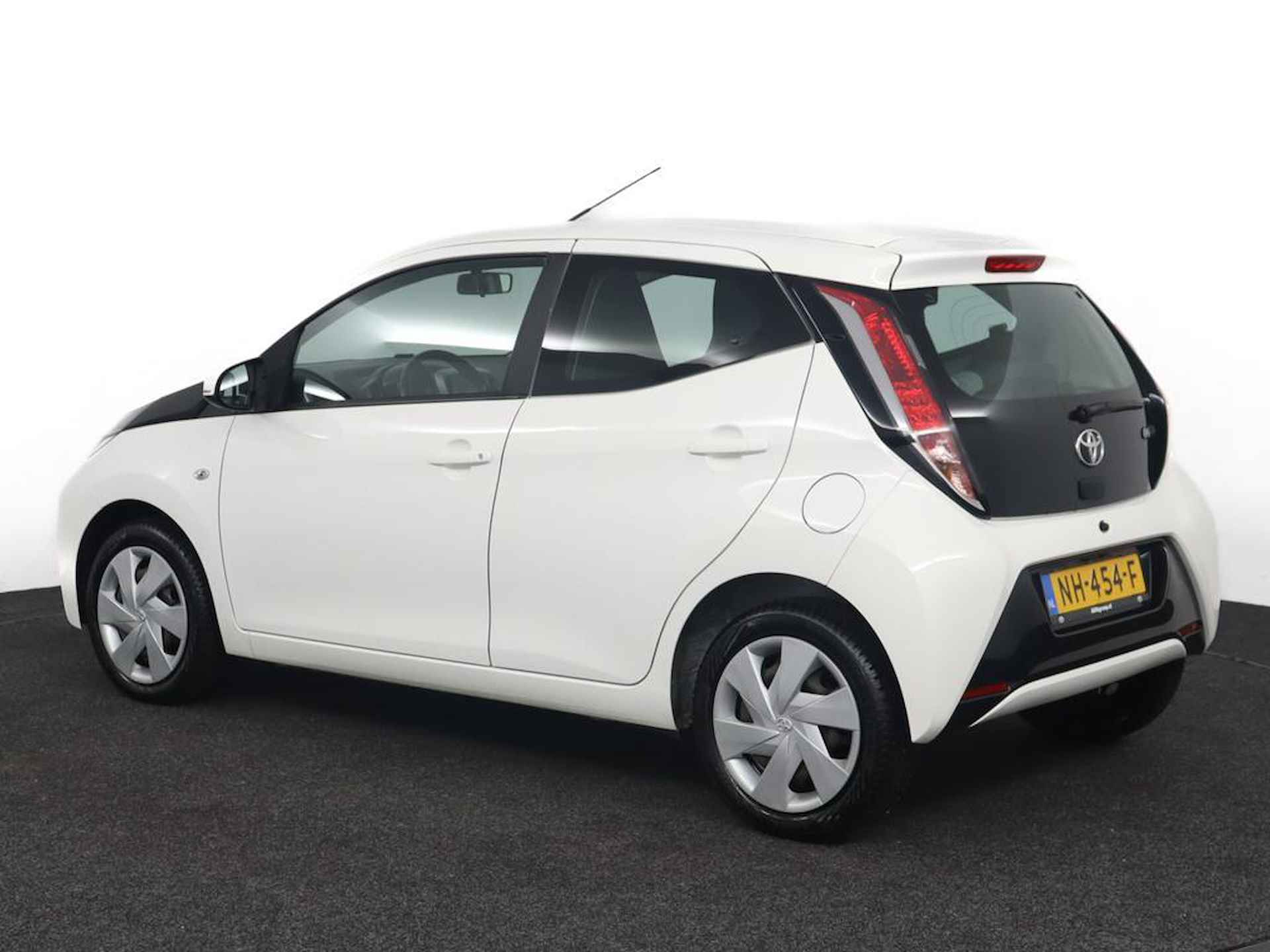 Toyota Aygo 1.0 VVT-i x-play | Airco | Bluetooth | Parkeerhulp camera | - 12/49