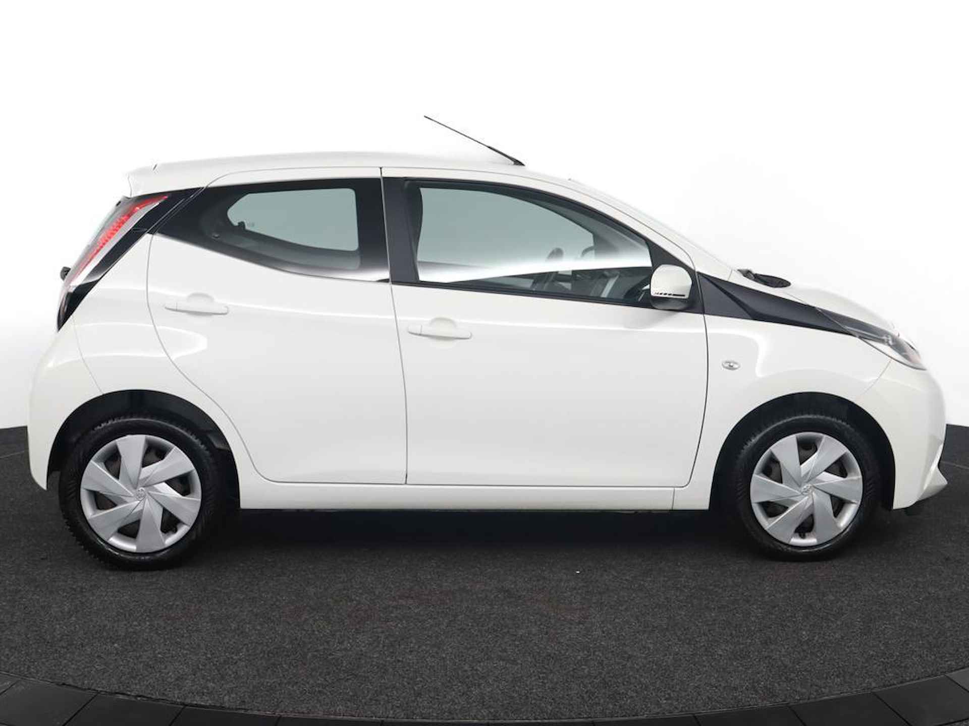 Toyota Aygo 1.0 VVT-i x-play | Airco | Bluetooth | Parkeerhulp camera | - 13/49