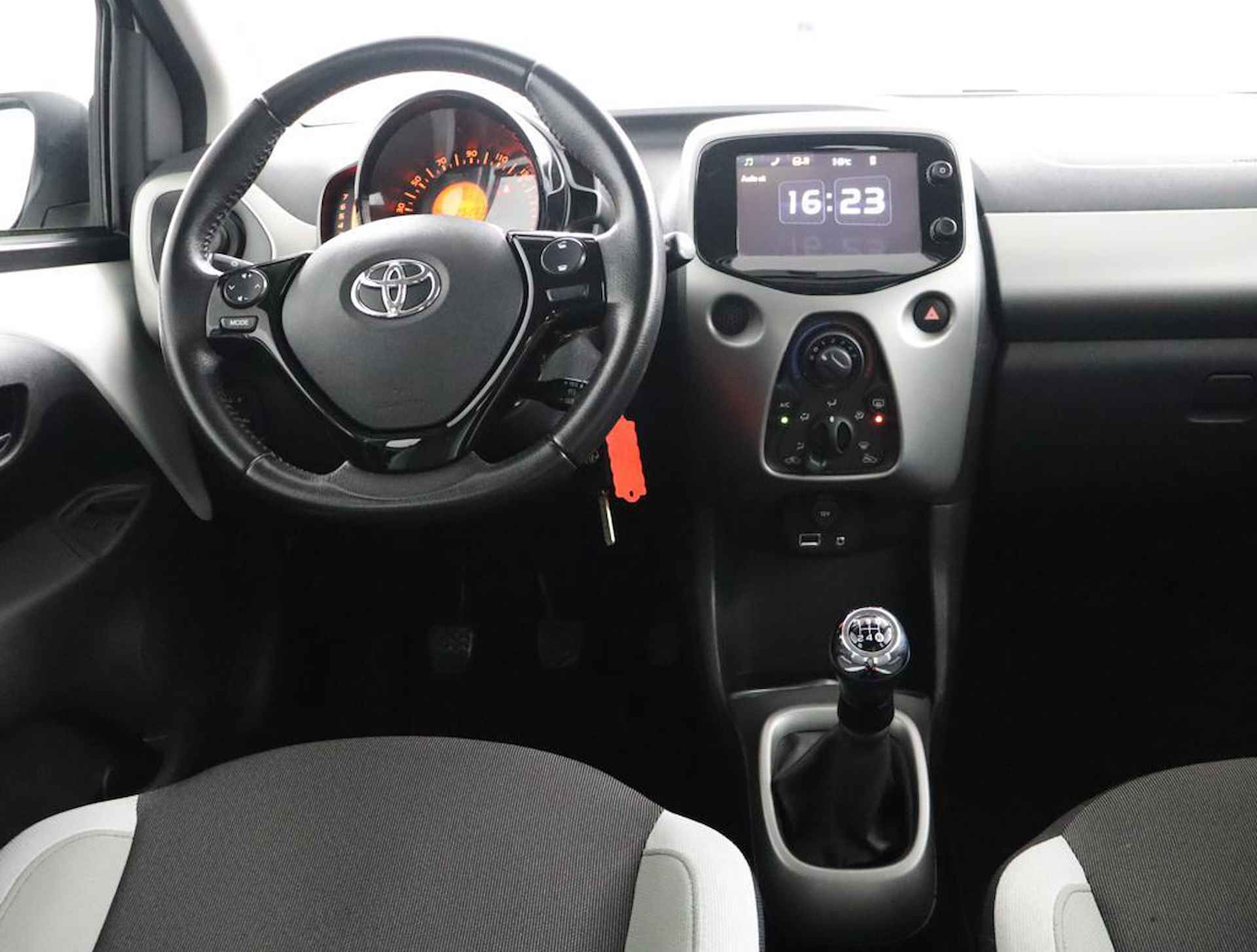 Toyota Aygo 1.0 VVT-i x-play | Airco | Bluetooth | Parkeerhulp camera | - 45/49