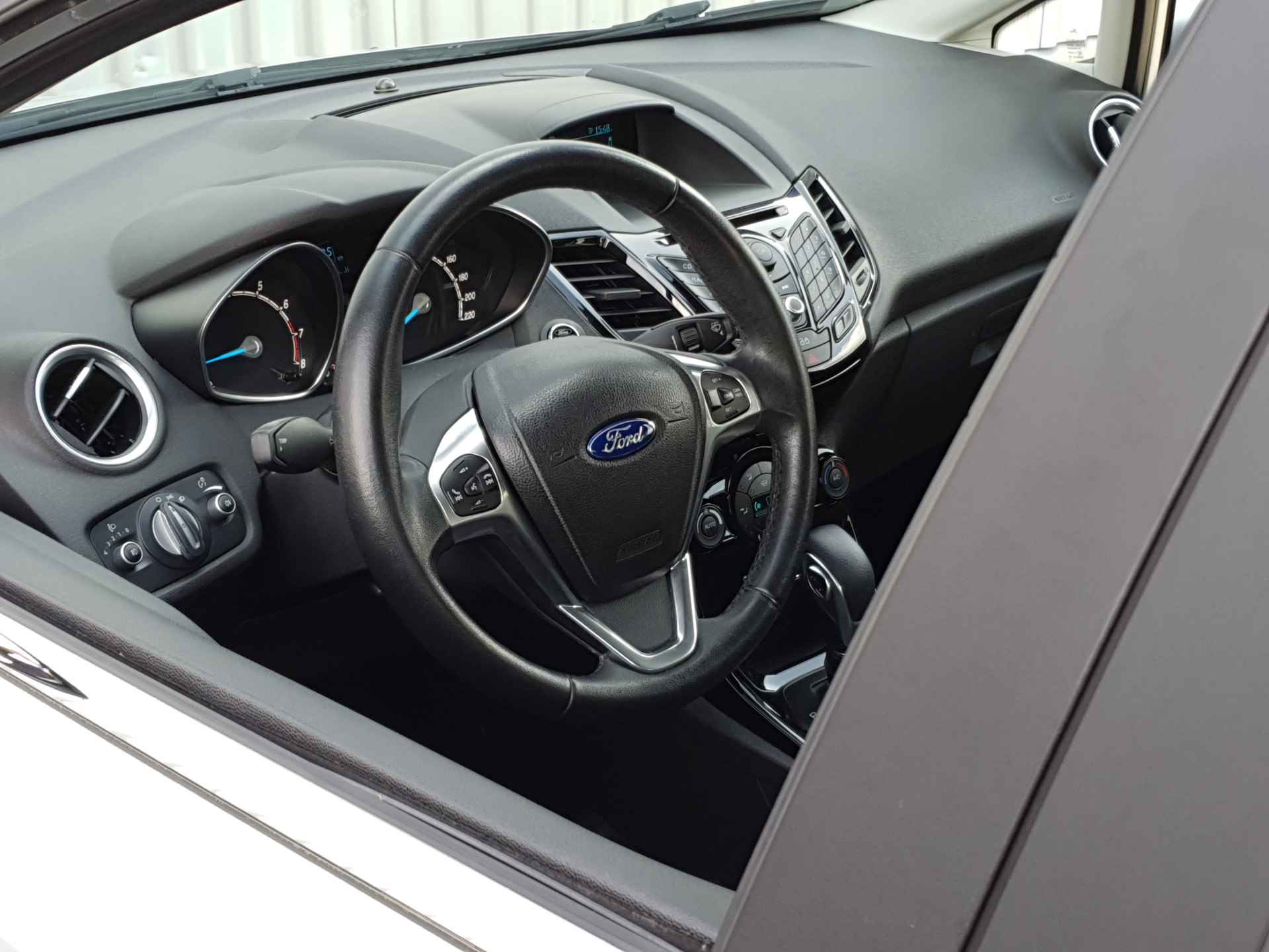 Ford Fiesta 1.6 Titanium | Distributieriem vervangen! | Airco | Verw. Voorruit | Parkeersensoren | Cruise Control - 3/33