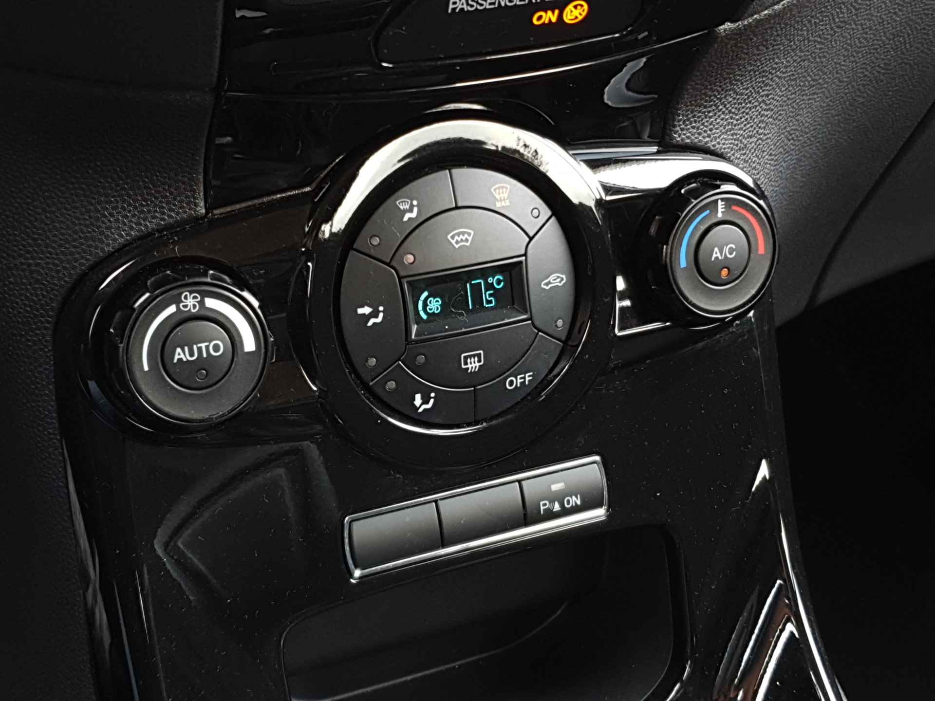 Ford Fiesta 1.6 Titanium | Distributieriem vervangen! | Airco | Verw. Voorruit | Parkeersensoren | Cruise Control - 28/33