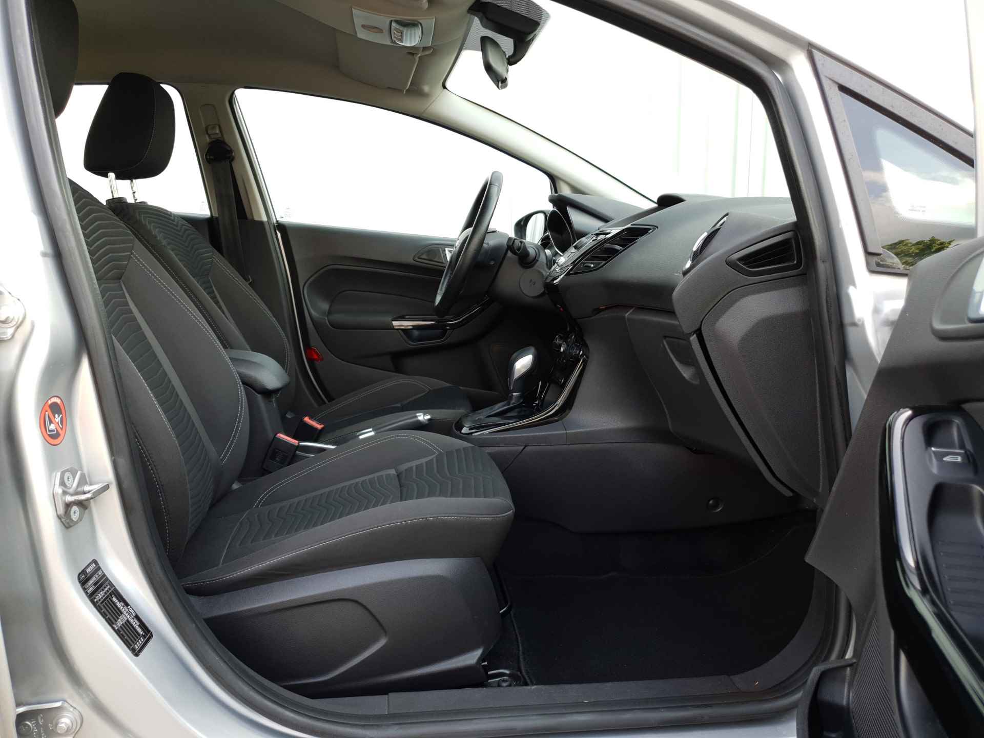 Ford Fiesta 1.6 Titanium | Distributieriem vervangen! | Airco | Verw. Voorruit | Parkeersensoren | Cruise Control - 30/33