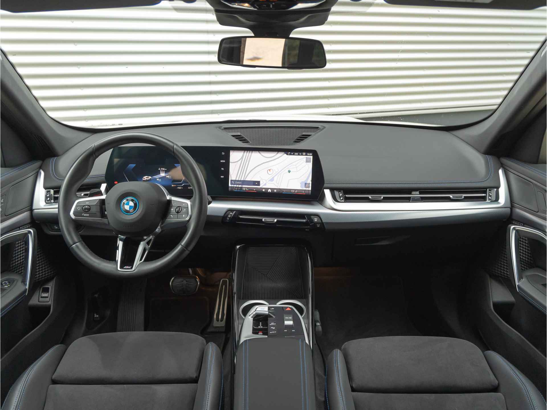 BMW iX1 eDrive20 M-Sport - Camera - Stoelverwarming - Actief Stoel - 67kWh - 14/39