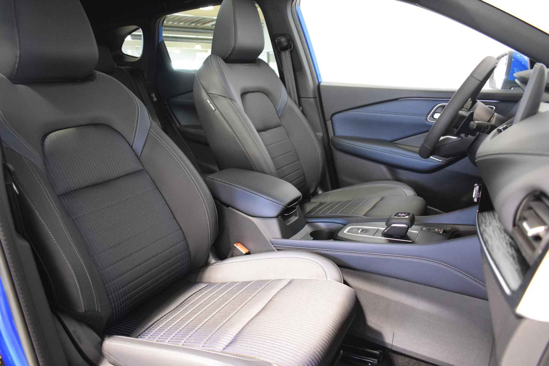 Nissan Qashqai 1.3 MHEV Xtronic Business Premium | Panorama dak | 360-Camera | Parkeersensoren | Dodehoek detectie | Stoel/Stuur/Voorruit verwarming | Head-up display | Elektrische achterklep | Adaptive cruise control | Elektrische bestuurdersstoel | - 24/63