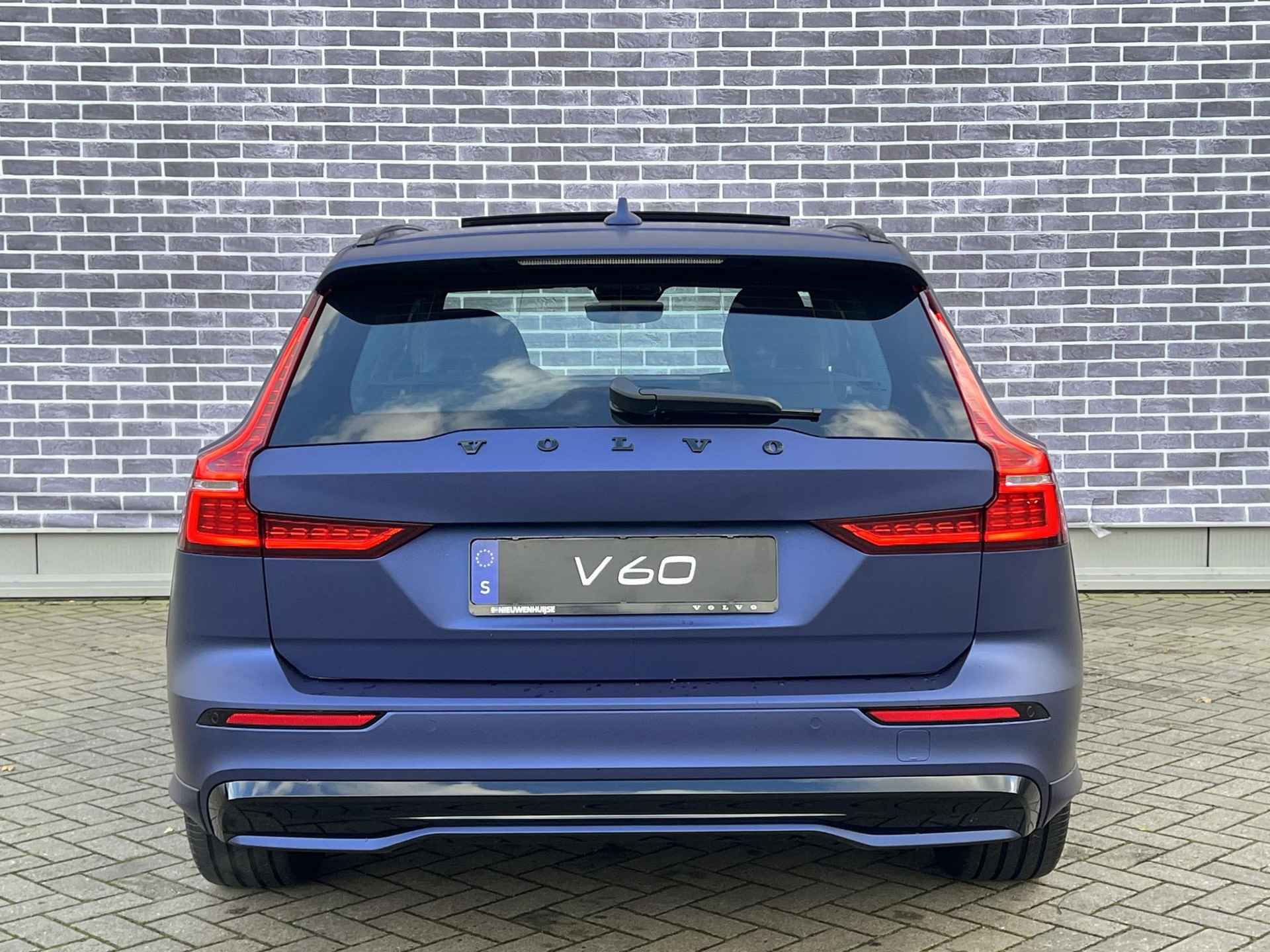 Volvo V60 2.0 B4 Plus Dark Fin. € 1.097 p/m | Uit voorraad Leverbaar | Uniek | Panoramadak | Night Blue | Styling Pack | Sportstoelen | 19" | BLIS | - 10/38