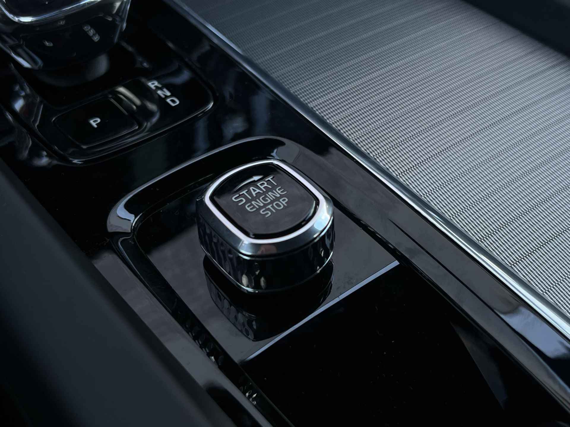 Volvo V60 2.0 B4 Plus Dark Fin. € 1.097 p/m | Uit voorraad Leverbaar | Uniek | Panoramadak | Night Blue | Styling Pack | Sportstoelen | 19" | BLIS | - 30/38