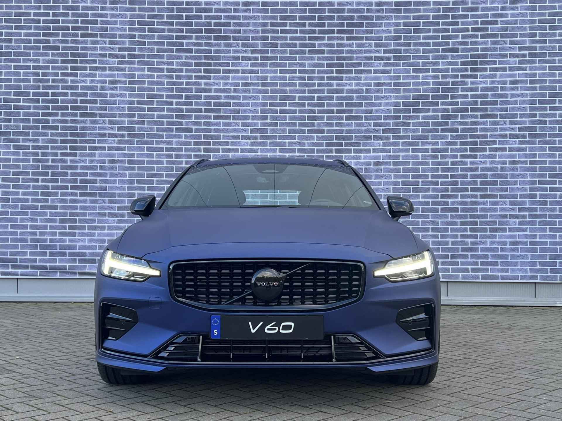 Volvo V60 2.0 B4 Plus Dark Fin. € 1.097 p/m | Uit voorraad Leverbaar | Uniek | Panoramadak | Night Blue | Styling Pack | Sportstoelen | 19" | BLIS | - 33/38