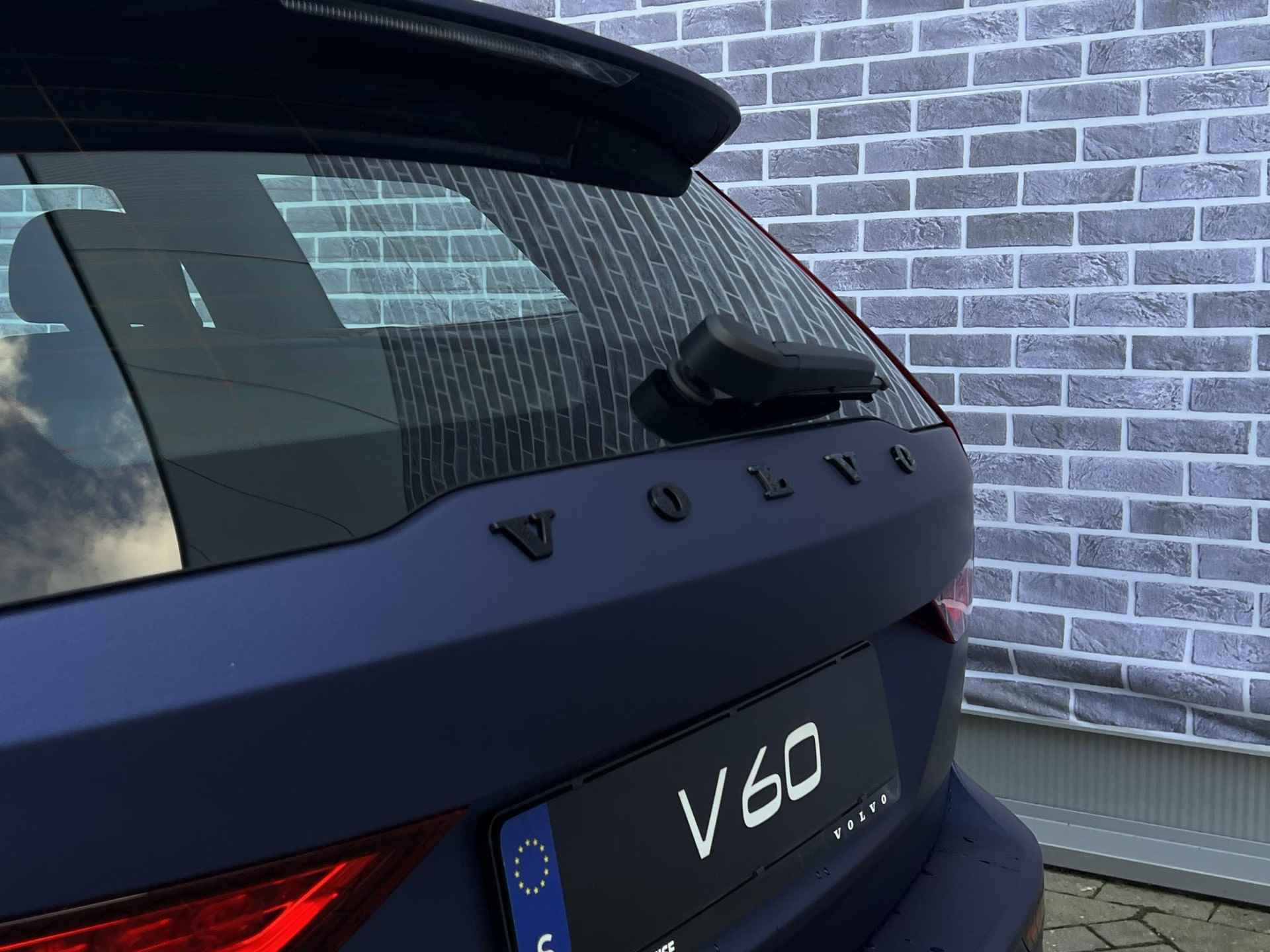 Volvo V60 2.0 B4 Plus Dark Fin. € 1.097 p/m | Uit voorraad Leverbaar | Uniek | Panoramadak | Night Blue | Styling Pack | Sportstoelen | 19" | BLIS | - 36/38