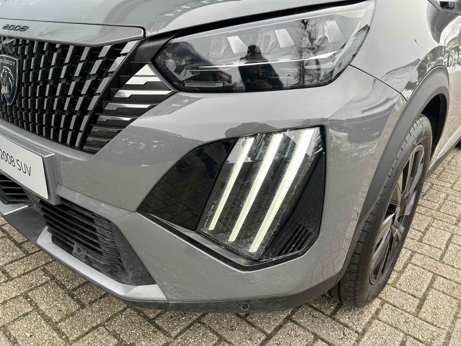 Peugeot 2008 1.2 Hybrid 136 GT | Nieuwe Hybride Uitvoering | Schuif-Kantel Panoramadak | Navigatie | Keyless Entry | HD 360 Graden Camera | Dode Hoek Detectie | 18 Inch Velgen | Full LED Verlichting | Cruise Control adaptief | Climate Control | - 41/50