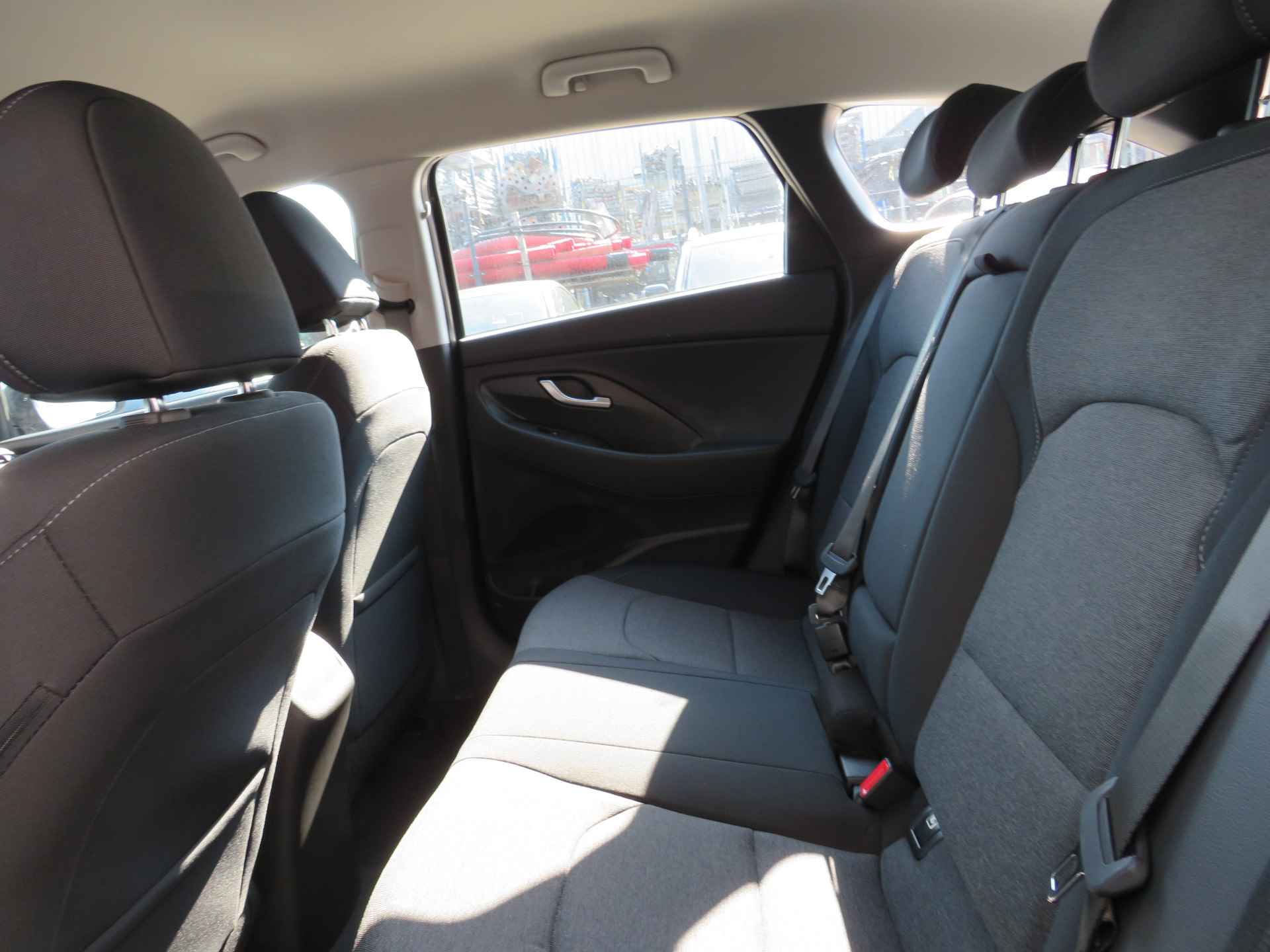Hyundai i30 Wagon 1.0 T-GDi MHEV Comfort Smart | VAN € 34.130,00 VOOR €31.130,00 | UIT VOORRAAD LEVERBAAR - 27/31