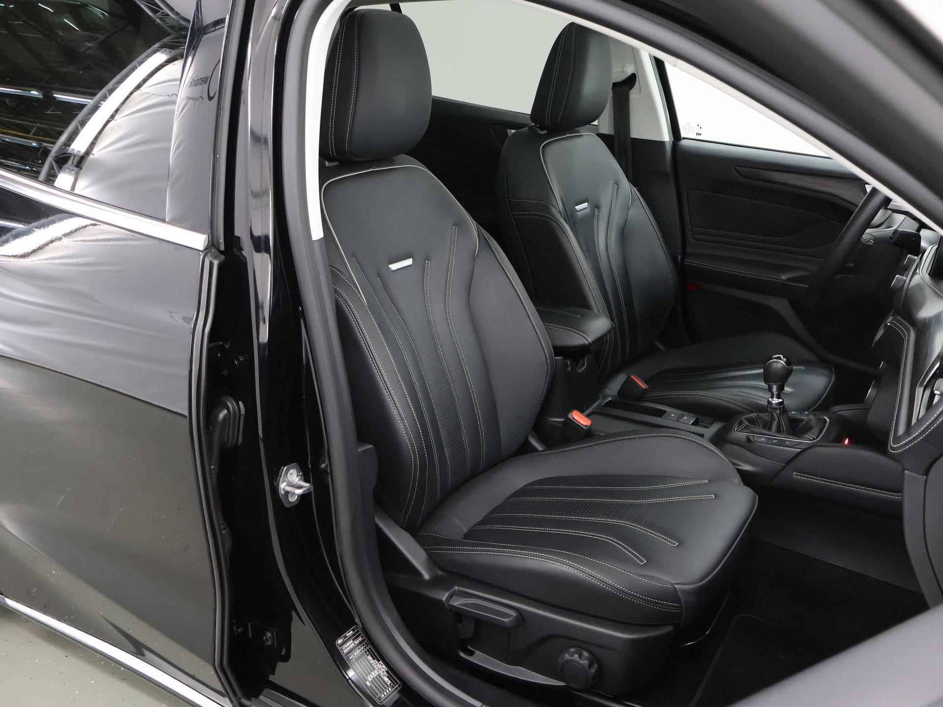 Ford Focus Wagon 1.0 EcoBoost Vignale | Panoramadak | Winterpack | LED koplampen | Elekt Achterklep | - 11/44