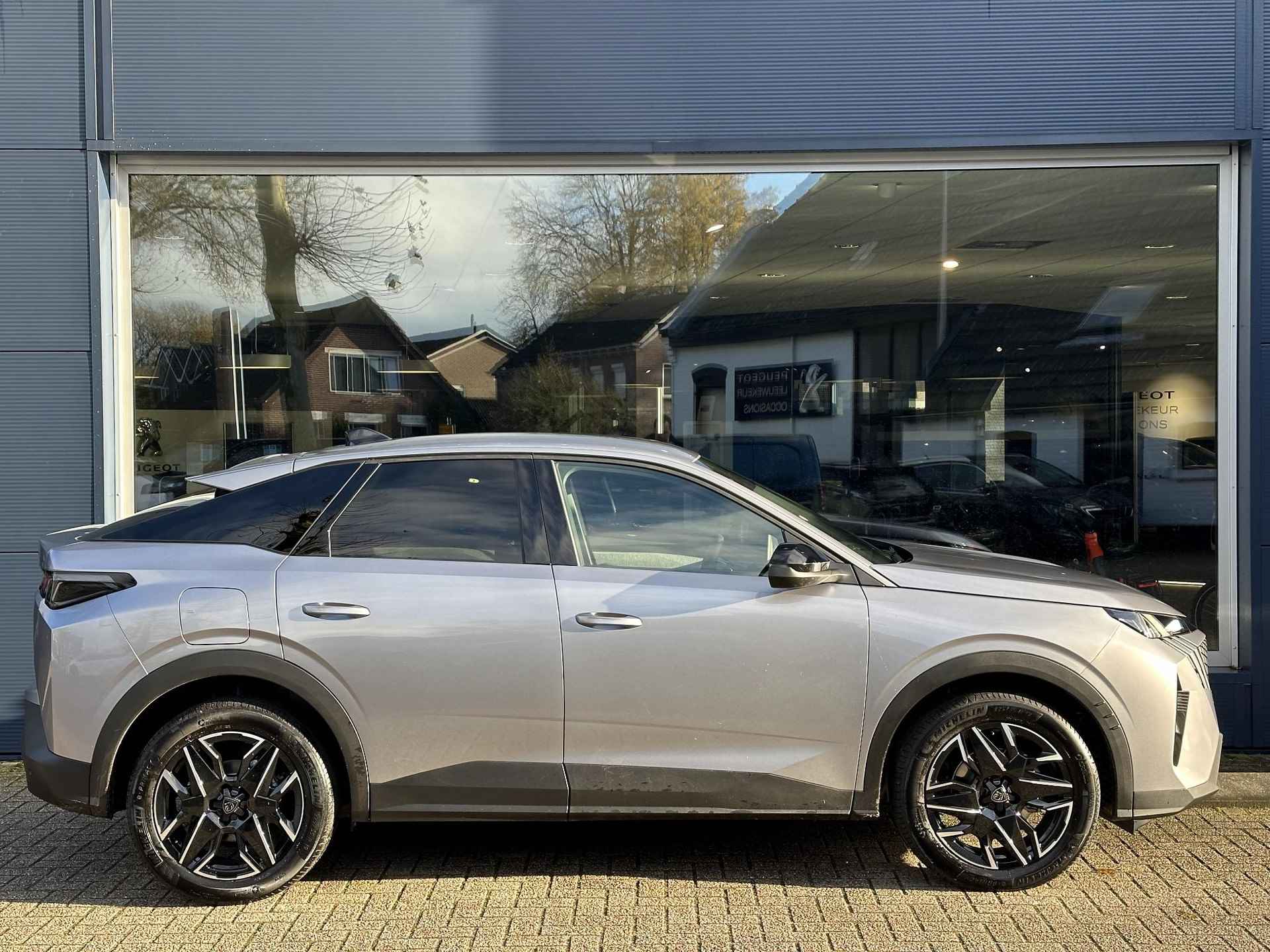 Peugeot 3008 1.2 Hybrid 136 Allure | Nieuwste Model 3008 | Automaat | Panorama Navigatie | Keyless Entry | Climate Control | LED Verlichting | 19 Inch Lichtmetalen Velgen | Camera | Half Lederen bekleding | - 9/52