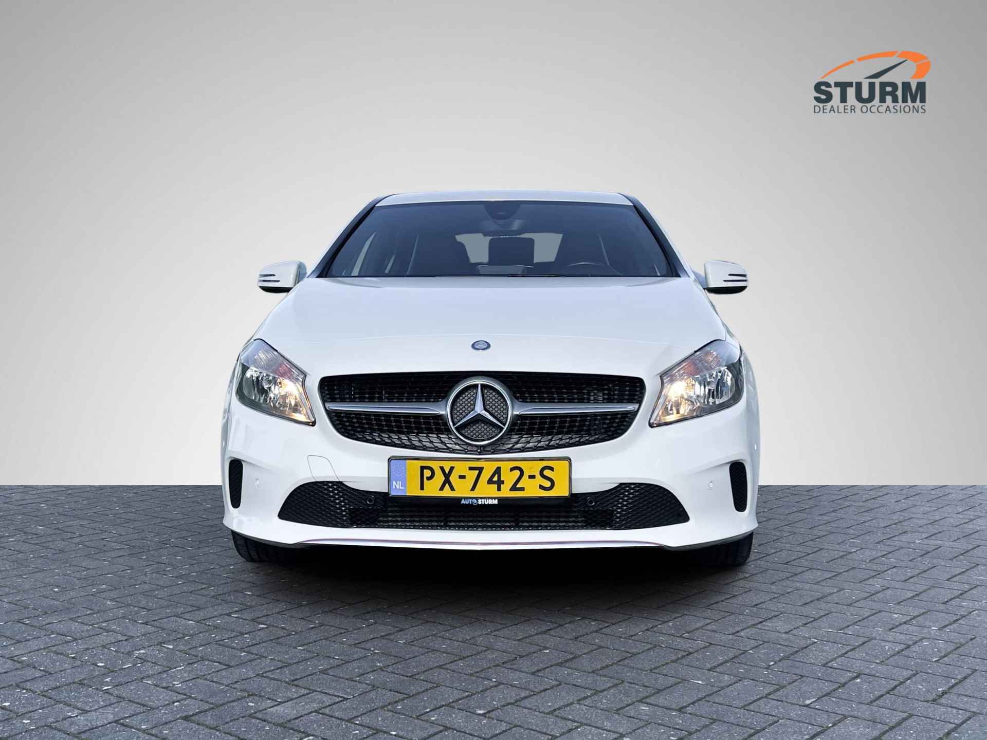 Mercedes-Benz A-klasse 180 Ambition | Navigatie | Stoelverwarming | Cruise Control | Airco | Park. Sensoren | Sportstoelen | Rijklaarprijs! - 2/23