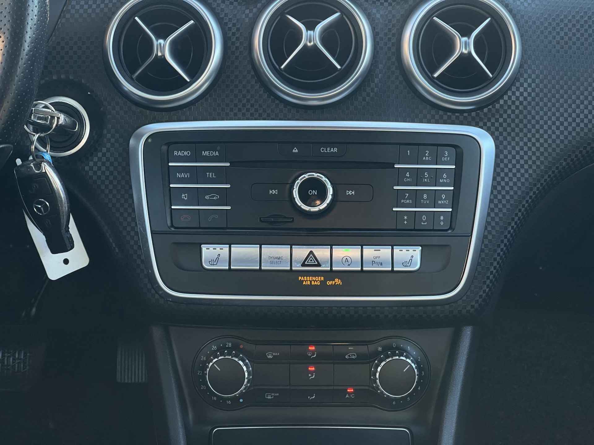 Mercedes-Benz A-klasse 180 Ambition | Navigatie | Stoelverwarming | Cruise Control | Airco | Park. Sensoren | Sportstoelen | Rijklaarprijs! - 18/23