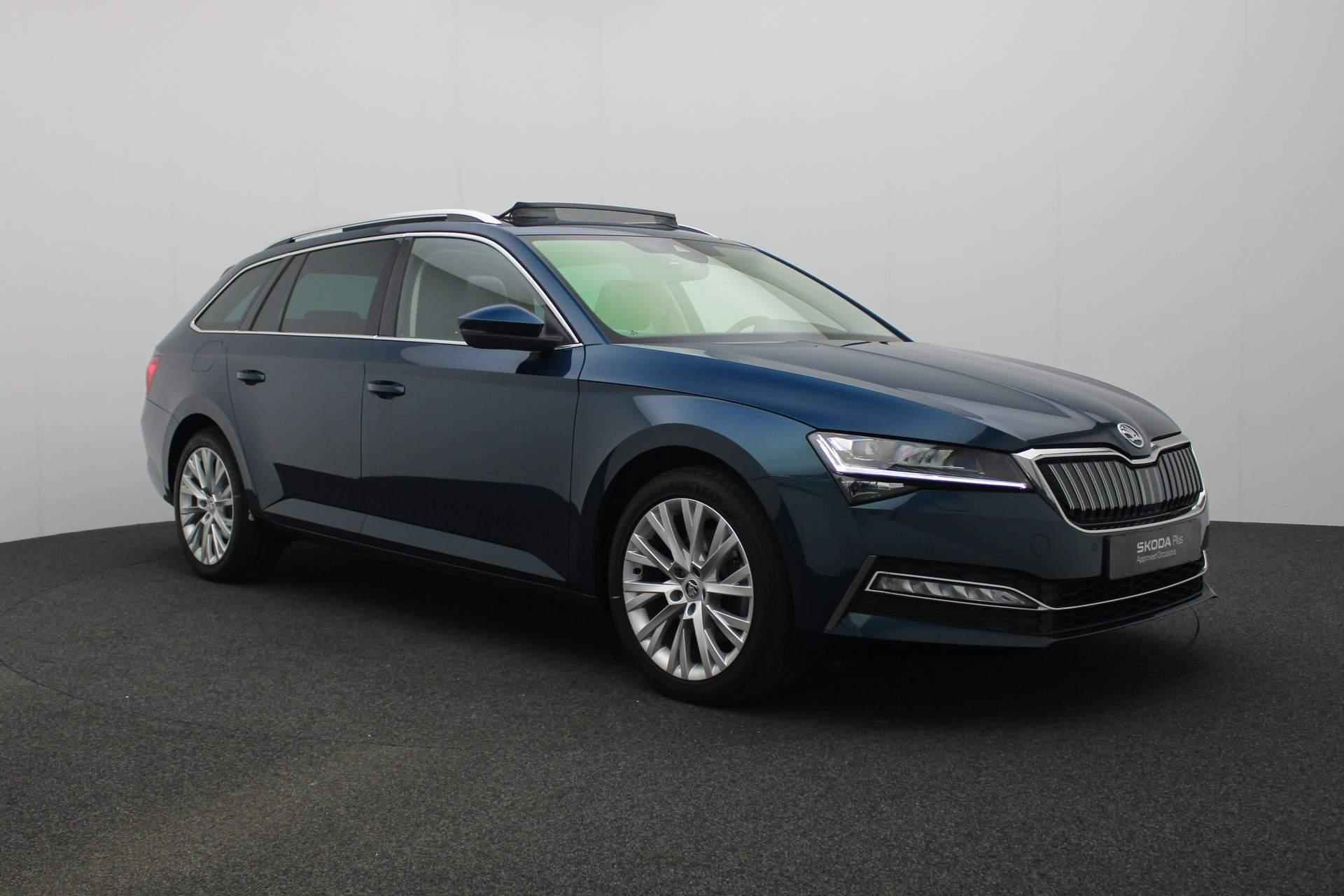 Skoda Superb Combi 1.4 TSI 218PK DSG iV Style | Pano | Trekhaak | Matrix LED | Leder/alcantara | Navi Columbus | 360 Camera | CANTON | Geheugenstoel | Stoel-/achterbankverwarming | Adaptief onderstel - 40/48