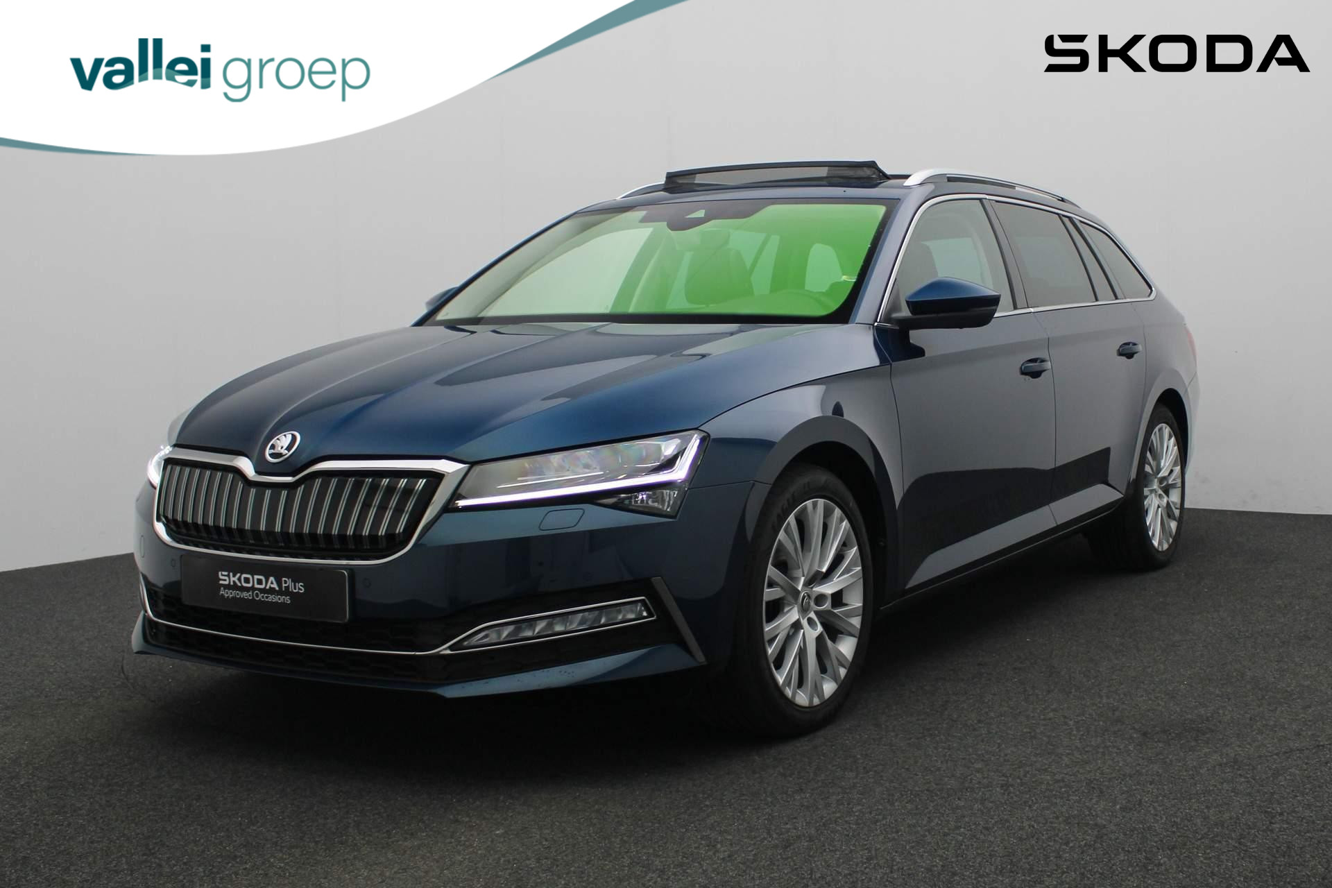 Skoda Superb Combi 1.4 TSI 218PK DSG iV Style | Pano | Trekhaak | Matrix LED | Leder/alcantara | Navi Columbus | 360 Camera | CANTON | Geheugenstoel | Stoel-/achterbankverwarming | Adaptief onderstel