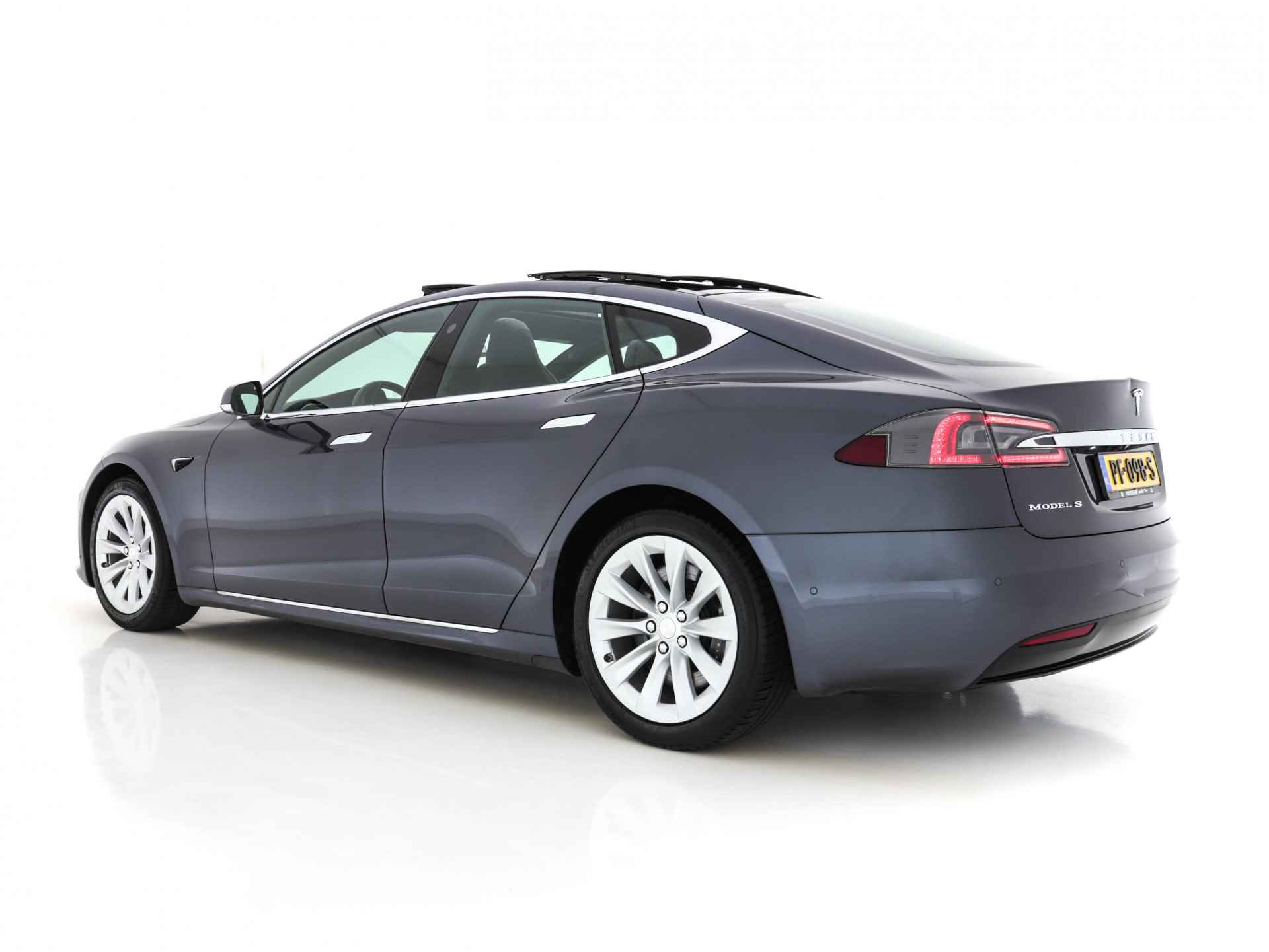 Tesla Model S 235 Kw Base [ 3-Fase ] (INCL-BTW) *PANO | AUTO-PILOT | KEYLESS | FULL-LED | 1/2-LEDER | NAVI-FULLMAP | SURROUND-VIEW | APP-CONNECT | LANE-ASSIST | VIRTUAL-COCKPIT | DAB | SPORT-SEATS | 19"ALU - 4/31