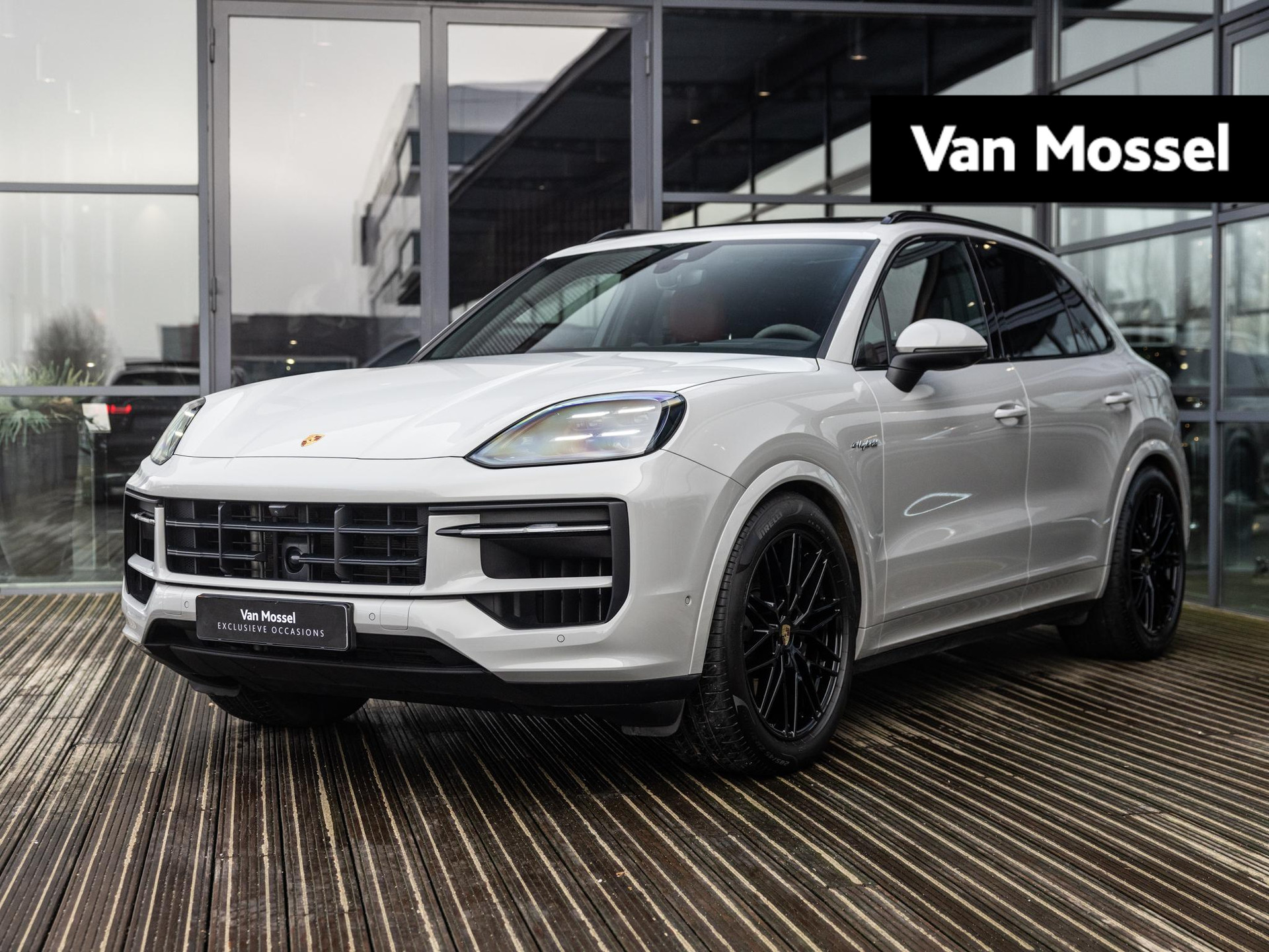 Porsche Cayenne 3.0 E-Hybrid | MY 24 | SPORTDESIGN | SPORTCHRONO | PASM LUCHTVERING | VIERWIELBESTURING | SPORTUITLAATSYSTEEM | BOSE | STOELMASSAGE | STOELVENTILATIE | KRIJTGRIJS | BIJRIJDERS DISPLAY | PORSCHE INNO DRIVE |