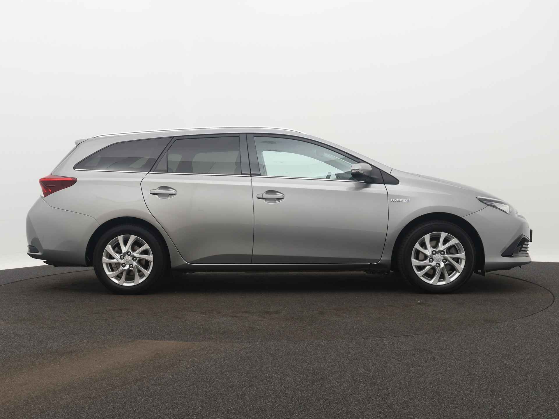 Toyota Auris Touring Sports 1.8 Hybrid Dynamic Go | Navigatie | Camera | LM velgen | Climate Control | - 16/43