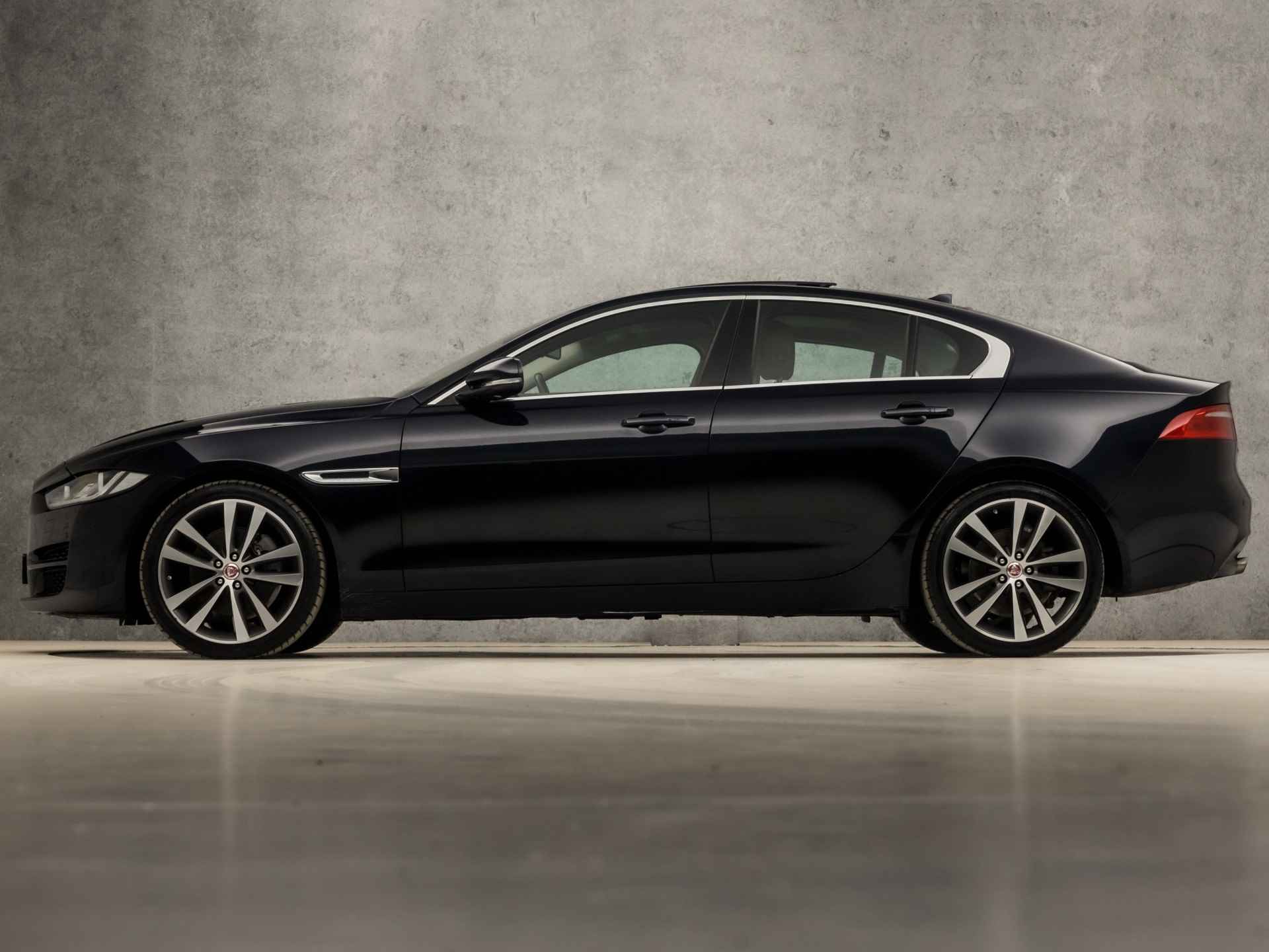 Jaguar XE 2.0 D Portfolio Sport 180Pk Automaat (SCHUIFDAK, NAVIGATIE, CLIMATE, SFEERVERLICHTING, MEMORY SEATS, KEYLESS, LEDER, ELEK ACHTERKLEP, XENON, PARKEERSENSOREN, NIEUWSTAAT) - 2/35