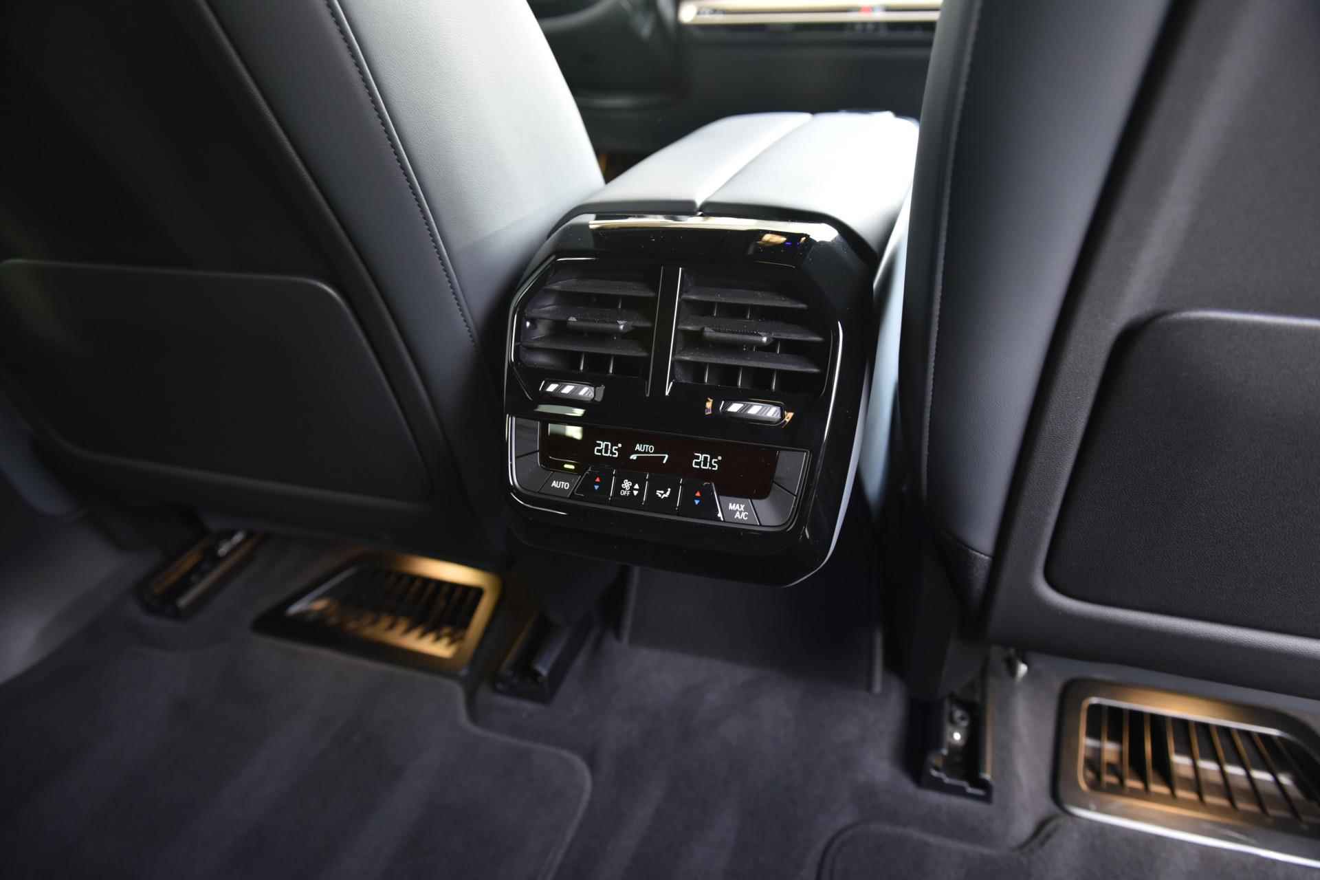 BMW iX xDrive40 Sport Stoelventilatie / Head Up Display / Stoelverwarming / 21 Inch / 4 Zone Airco - 9/25
