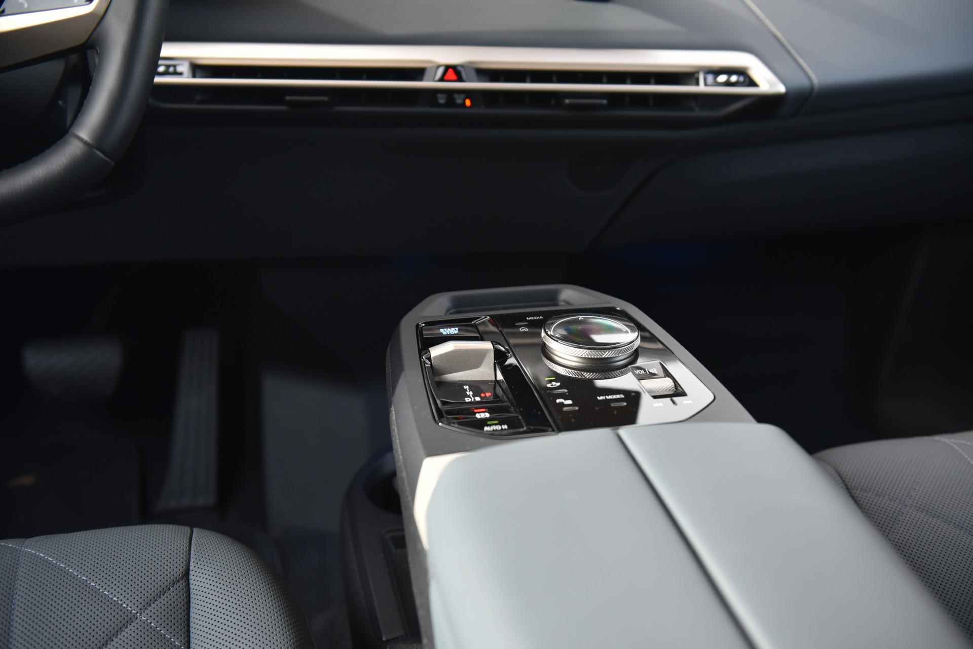 BMW iX xDrive40 Sport Stoelventilatie / Head Up Display / Stoelverwarming / 21 Inch / 4 Zone Airco - 14/25