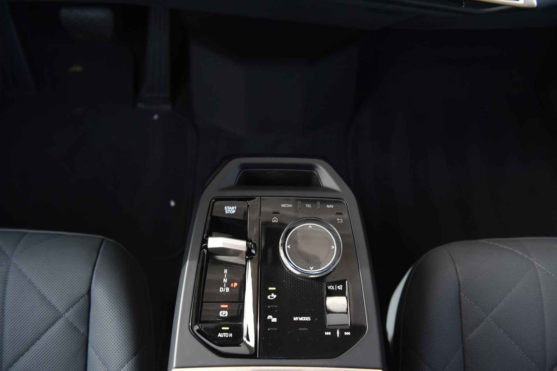 BMW iX xDrive40 Sport Stoelventilatie / Head Up Display / Stoelverwarming / 21 Inch / 4 Zone Airco - 15/25