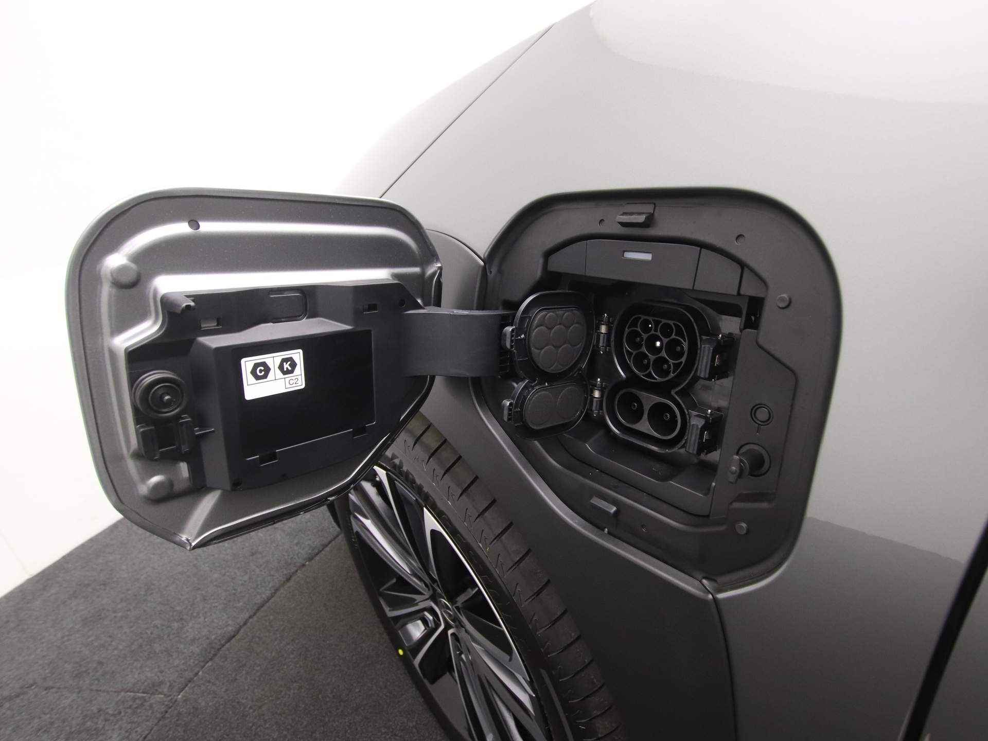 Toyota Bz4x Premium 71 kWh *Demo* | Ivoor Leder Interieur | JBL-Audio | Solar Roof - 39/49