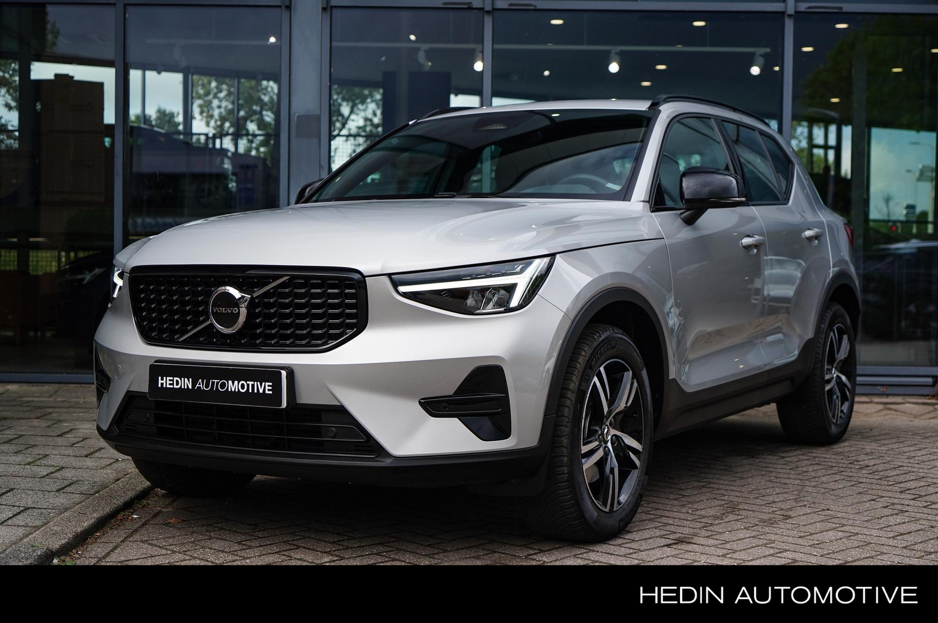 Volvo XC40 2.0 B4 Plus Dark | 2.000 kg trekgewicht! | Automaat | Elektrische trekhaak | Stoel & Stuurverwarming | Adaptieve Cruise + Pilot Assist | Parkeersensoren Voor & Achter + Camera | BLIS | Keyless Entry