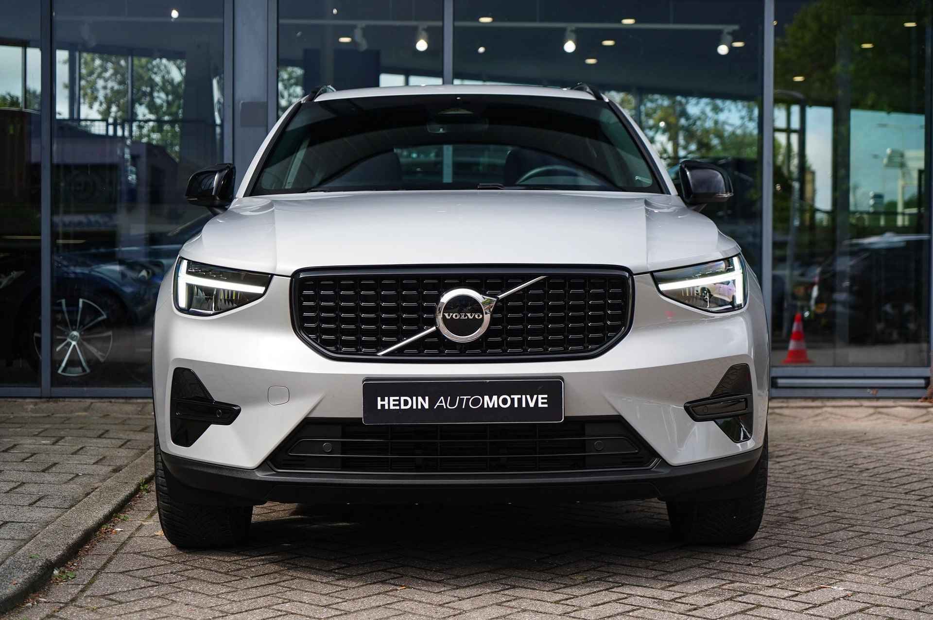 Volvo XC40 2.0 B4 Plus Dark | 2.000 kg trekgewicht! | Automaat | Elektrische trekhaak | Stoel & Stuurverwarming | Adaptieve Cruise + Pilot Assist | Parkeersensoren Voor & Achter + Camera | BLIS | Keyless Entry - 2/30