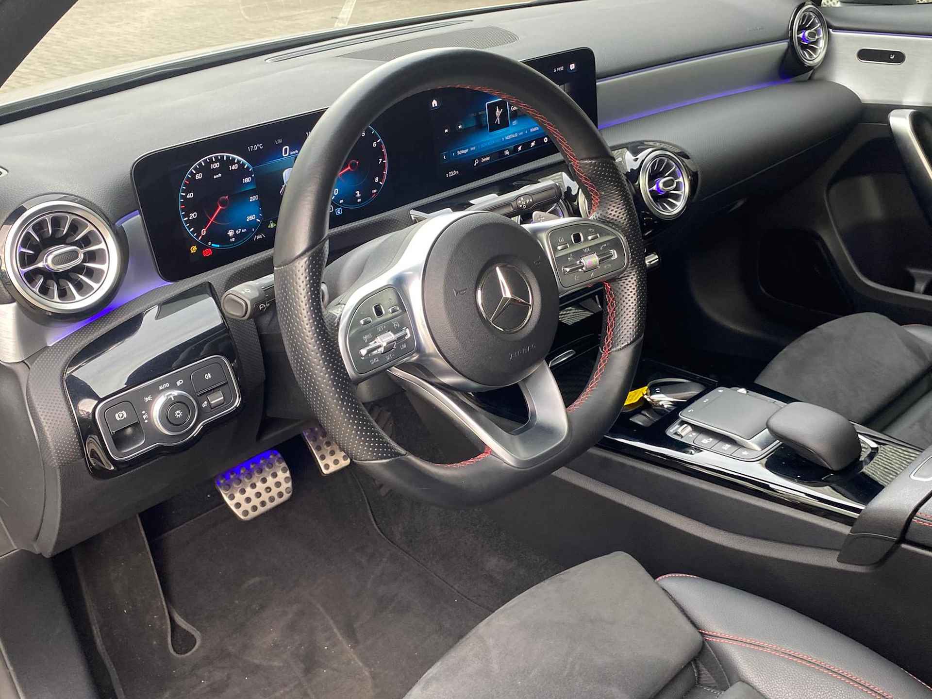 Mercedes-Benz A-Klasse 250 Premium Plus / Pano / Navigatie / Carplay / Stoelverwarming / Camera / Parkeersensoren V+A / P4 - 10/27