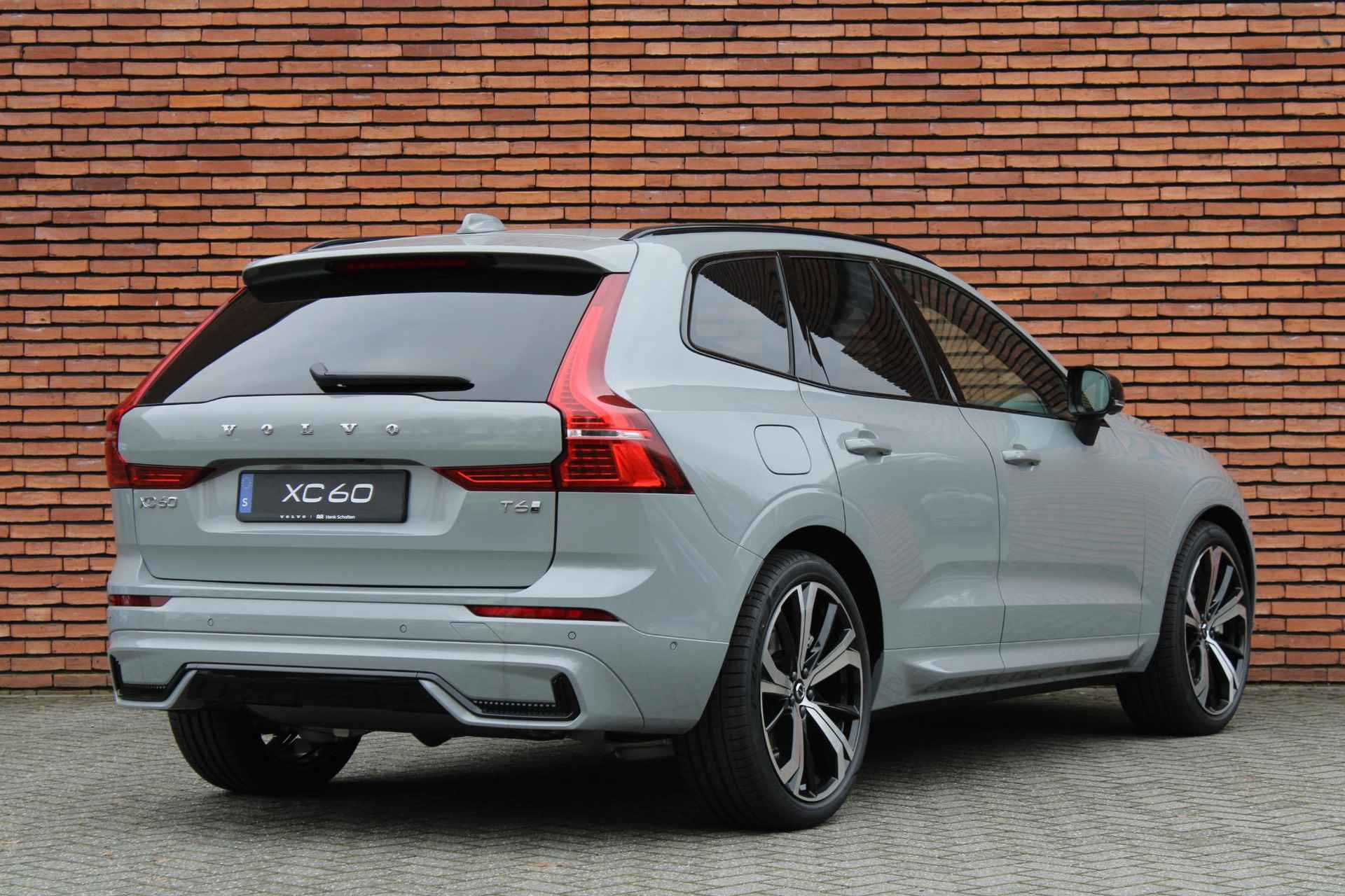 Volvo XC60 T6 AUT8 350PK Plus Dark, Harman/Kardon, Panoramisch Schuif-/Kanteldak, 360 Graden Camera, Luchtvering, Nappa Lederen Open-Grid bekleding, Adaptieve Cruise Control, Pilot Assist, Verwarmbare voorstoelen, Verwarmbaar Stuurwiel - 2/9