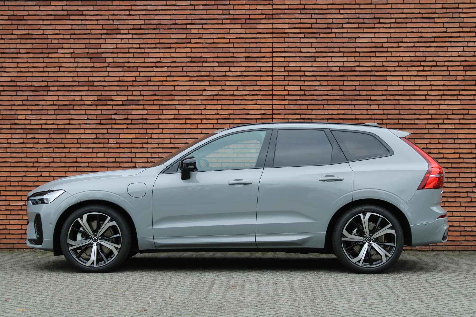 Volvo XC60 T6 AUT8 350PK Plus Dark, Harman/Kardon, Panoramisch Schuif-/Kanteldak, 360 Graden Camera, Luchtvering, Nappa Lederen Open-Grid bekleding, Adaptieve Cruise Control, Pilot Assist, Verwarmbare voorstoelen, Verwarmbaar Stuurwiel - 3/9