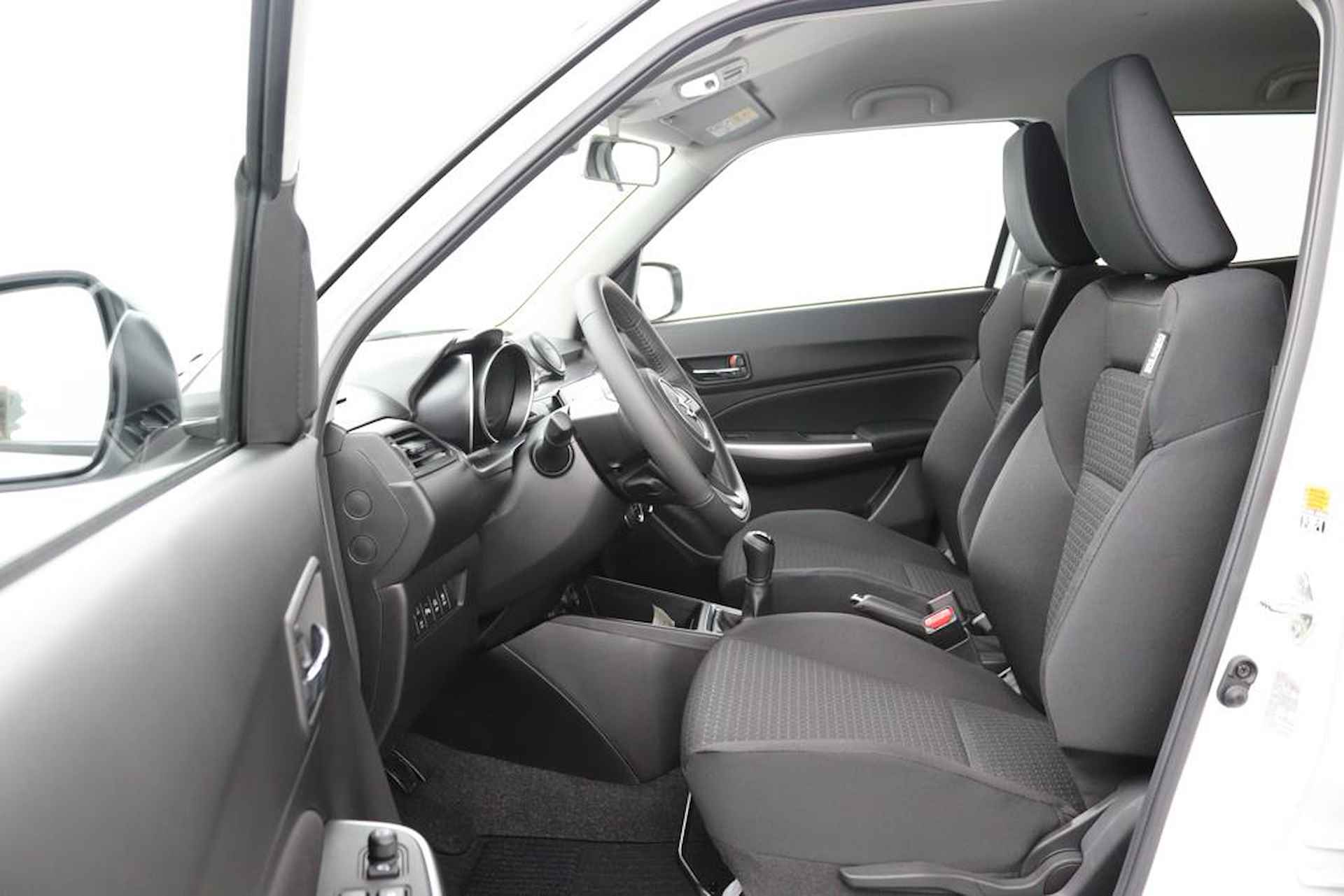 Suzuki Swift 1.2 Style Smart Hybrid | Nieuwe Auto | 6 Jaar Garantie | Navigatie | Keyless Entry | Climate Control | - 9/49