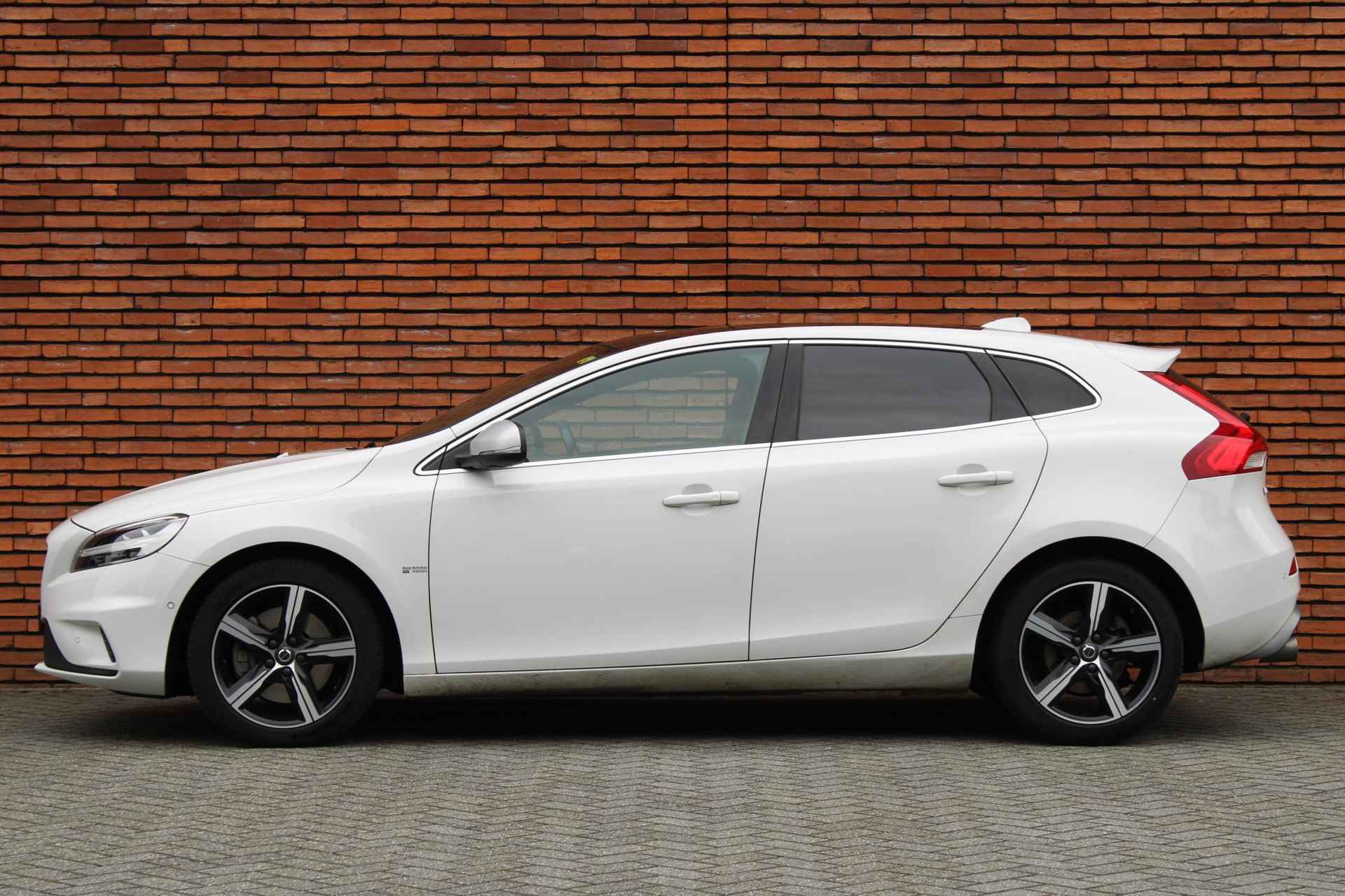 Volvo V40 T3 AUT6 153PK Polar+ Sport, Electronic Climate Control, Verwarmbare Voorstoelen, Panoramadak, Getint Glas Achter, Navigatiesysteem, Volvo On Call, Achteruitrijcamera, Keyless Entry, Parkeersensoren, High Performance Audio - 9/27