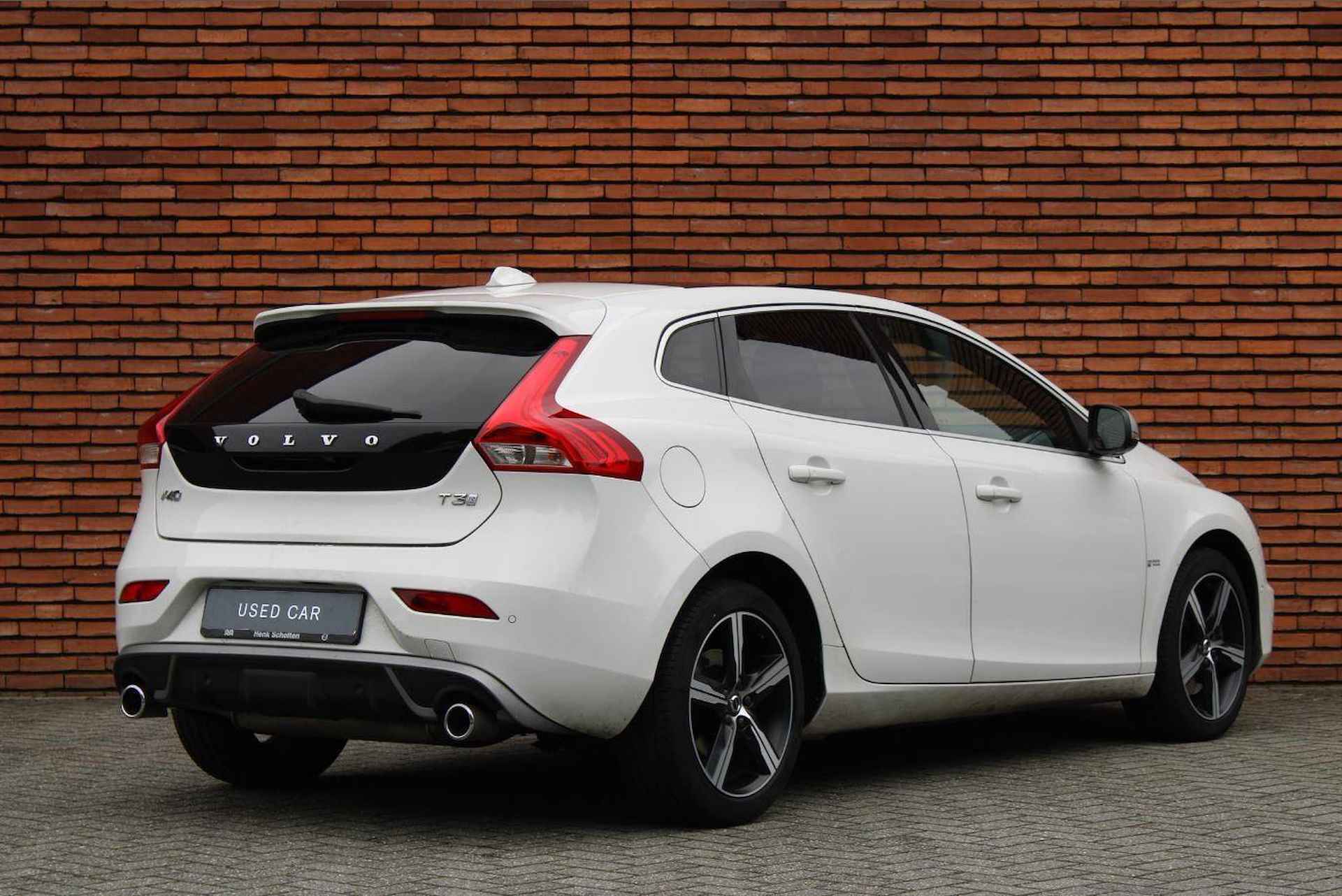 Volvo V40 T3 AUT6 153PK Polar+ Sport, Electronic Climate Control, Verwarmbare Voorstoelen, Panoramadak, Getint Glas Achter, Navigatiesysteem, Volvo On Call, Achteruitrijcamera, Keyless Entry, Parkeersensoren, High Performance Audio - 3/27