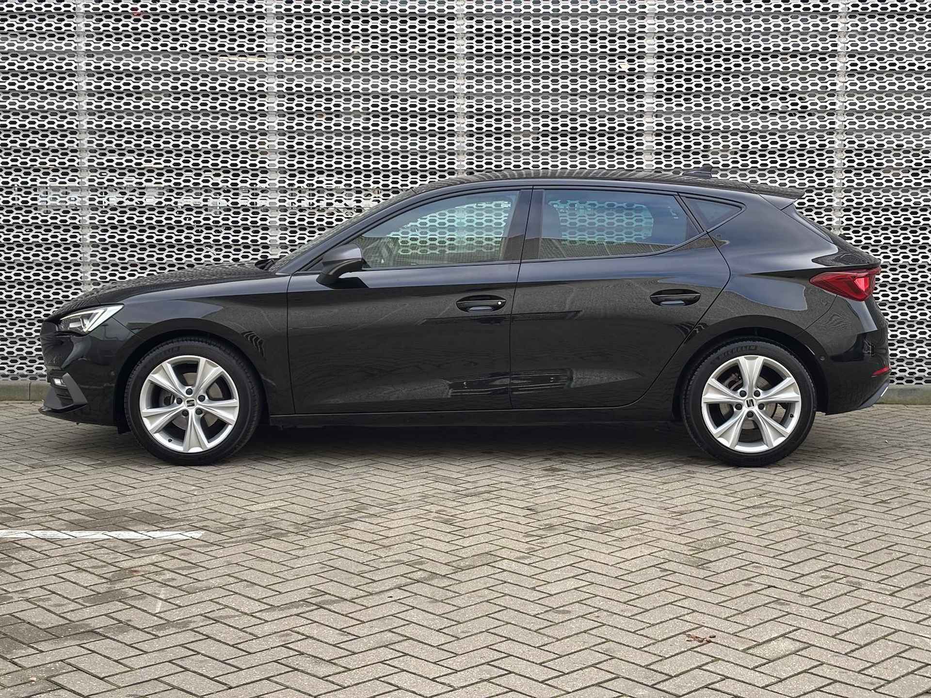 SEAT Leon 1.5 eTSI FR Launch Edition / Digitale Cockpit / Sportstoelen / LED / Dodehoek Sensor / Parkeersensoren V+A P4 - 5/28