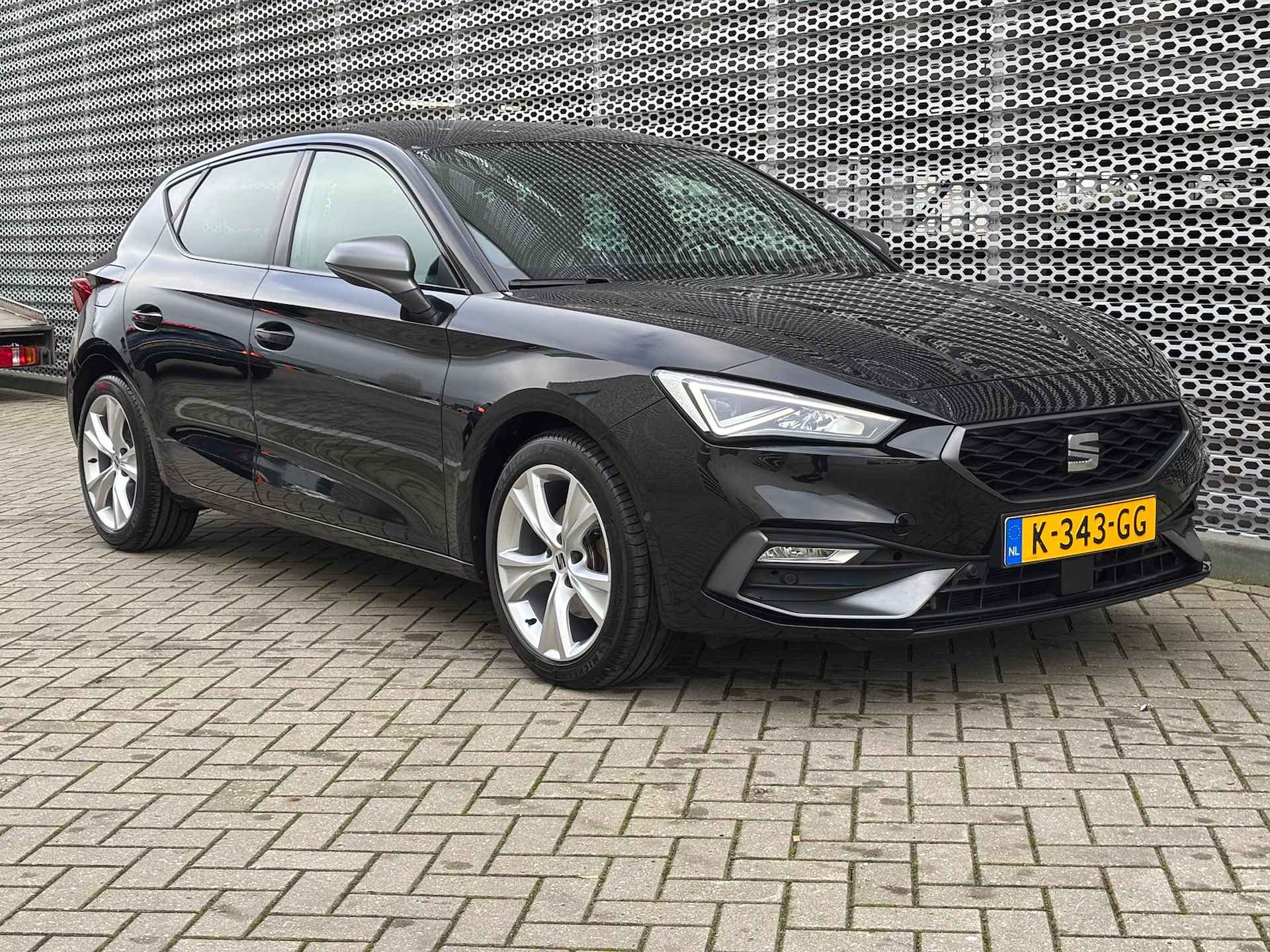 SEAT Leon 1.5 eTSI FR Launch Edition / Digitale Cockpit / Sportstoelen / LED / Dodehoek Sensor / Parkeersensoren V+A P4 - 10/28