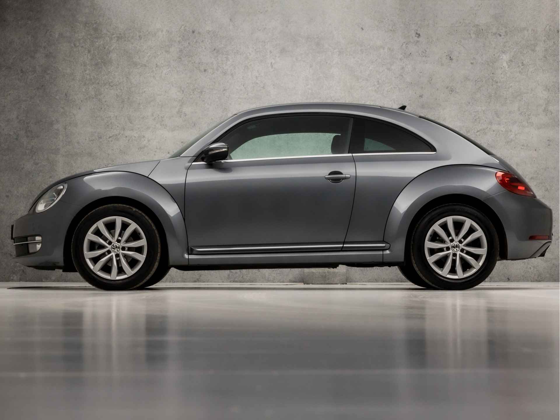 Volkswagen Beetle 1.2 TSI Sport Design (NAVIGATIE, CLIMATE, BLUETOOTH, GETINT GLAS, PARKEERSENSOREN, SPORTSTOELEN, CRUISE, ZWART HEMEL, LM VELGEN, NIEUWSTAAT) - 2/28