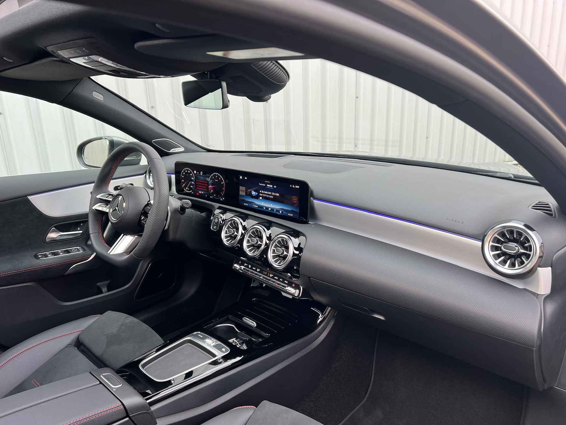 Mercedes-Benz A-klasse 200 AMG | Premium Plus | Panoramadak | Memorystoelen Verwarmd | Burmester | Distronic | 360° Camera | Sfeerverlichting | Apple & Android Carplay - 4/31