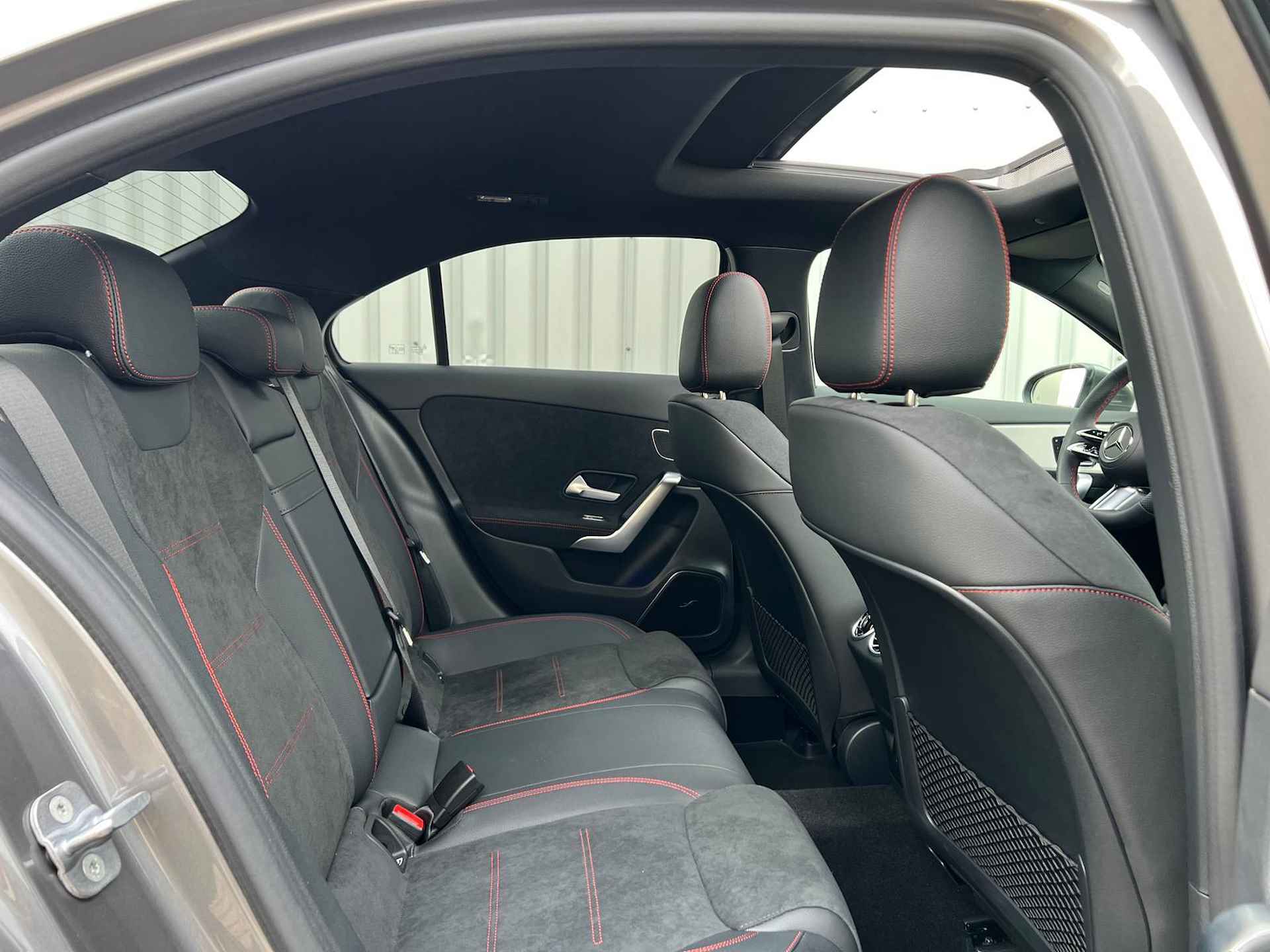 Mercedes-Benz A-klasse 200 AMG | Premium Plus | Panoramadak | Memorystoelen Verwarmd | Burmester | Distronic | 360° Camera | Sfeerverlichting | Apple & Android Carplay - 6/31