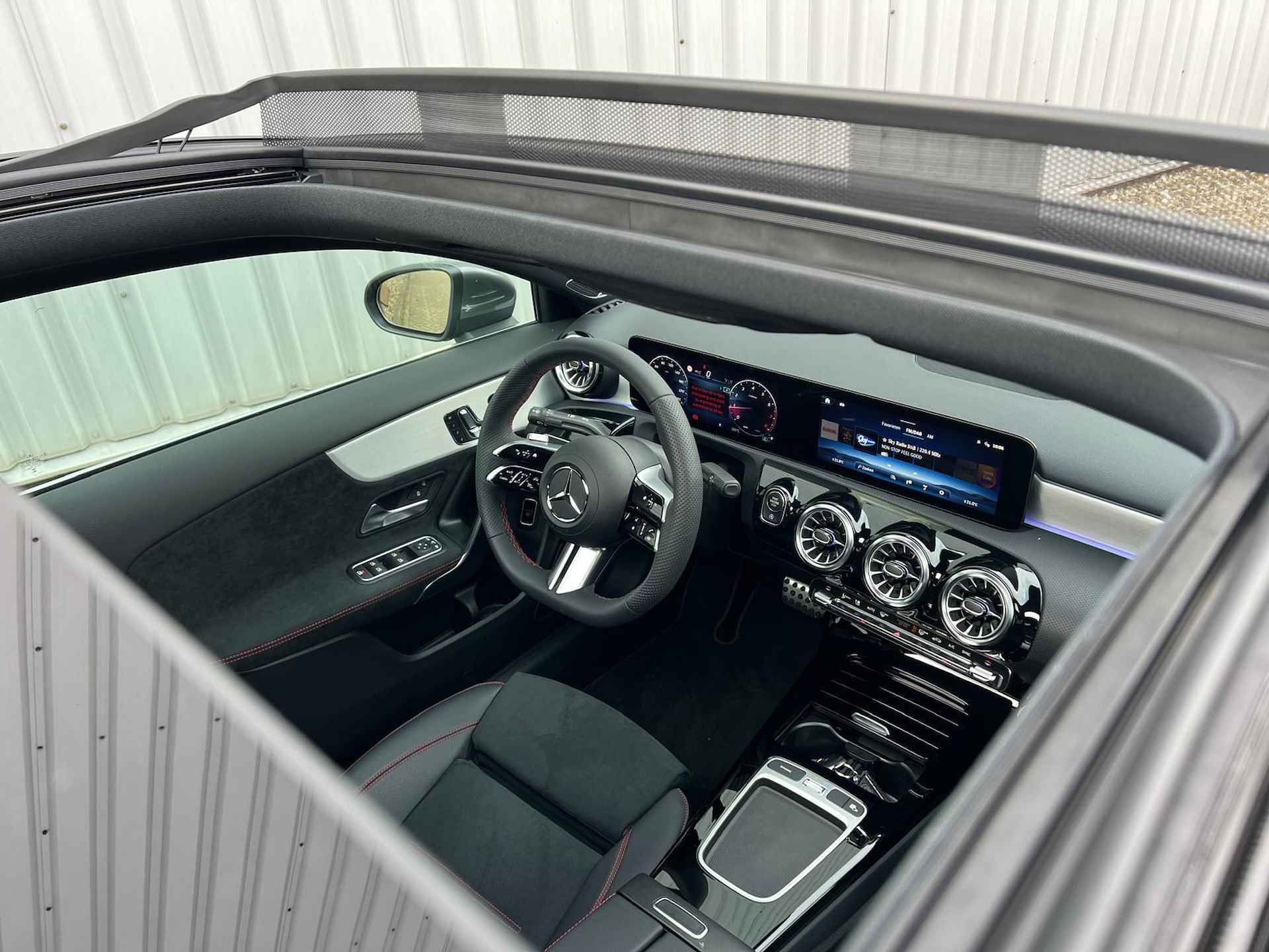 Mercedes-Benz A-klasse 200 AMG | Premium Plus | Panoramadak | Memorystoelen Verwarmd | Burmester | Distronic | 360° Camera | Sfeerverlichting | Apple & Android Carplay - 10/31