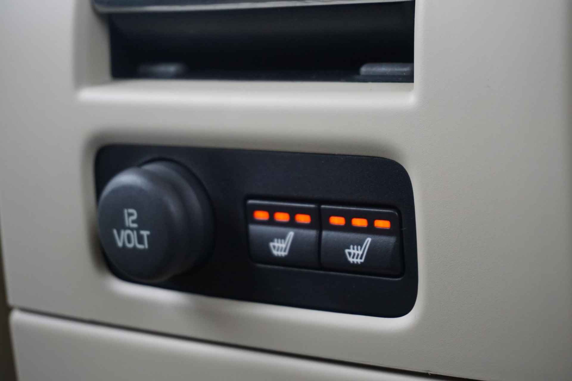Volvo V70 2.0 T4 Classic Edition | Adaptieve Cruise Controle | Leder | Stoel - Stuur verwarming | Standkachel | Bi-Xenon | Trekhaak - 34/36