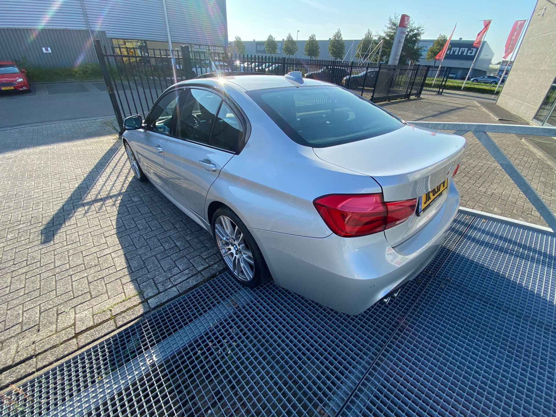 BMW 3-serie 330i M Sport Orig. NL auto/Head up/Open dak/M-pakket/Leder/Navi/Camera/Parkeersensoren/Dode hoek sensor/Sportstoelen/Spiegel en - 4/24