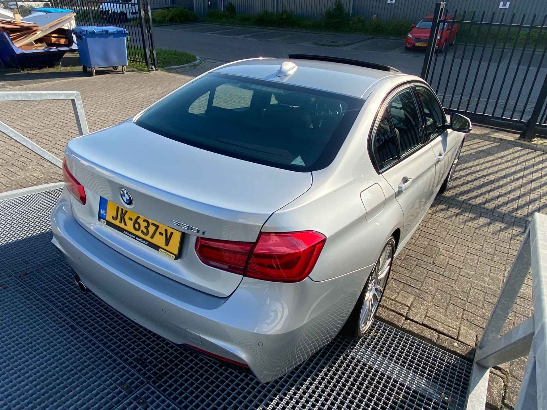 BMW 3-serie 330i M Sport Orig. NL auto/Head up/Open dak/M-pakket/Leder/Navi/Camera/Parkeersensoren/Dode hoek sensor/Sportstoelen/Spiegel en - 6/24