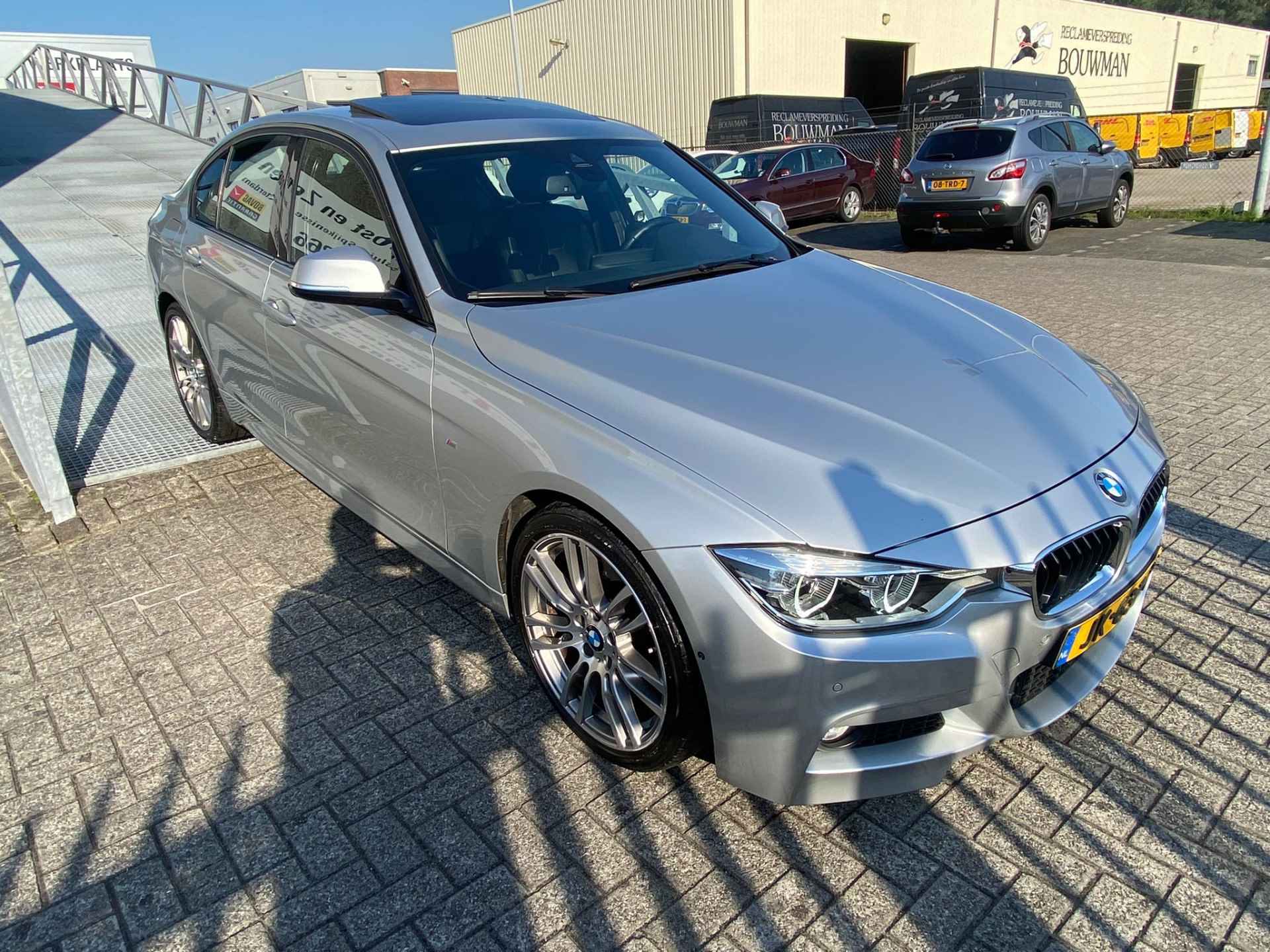 BMW 3-serie 330i M Sport Orig. NL auto/Head up/Open dak/M-pakket/Leder/Navi/Camera/Parkeersensoren/Dode hoek sensor/Sportstoelen/Spiegel en - 7/24