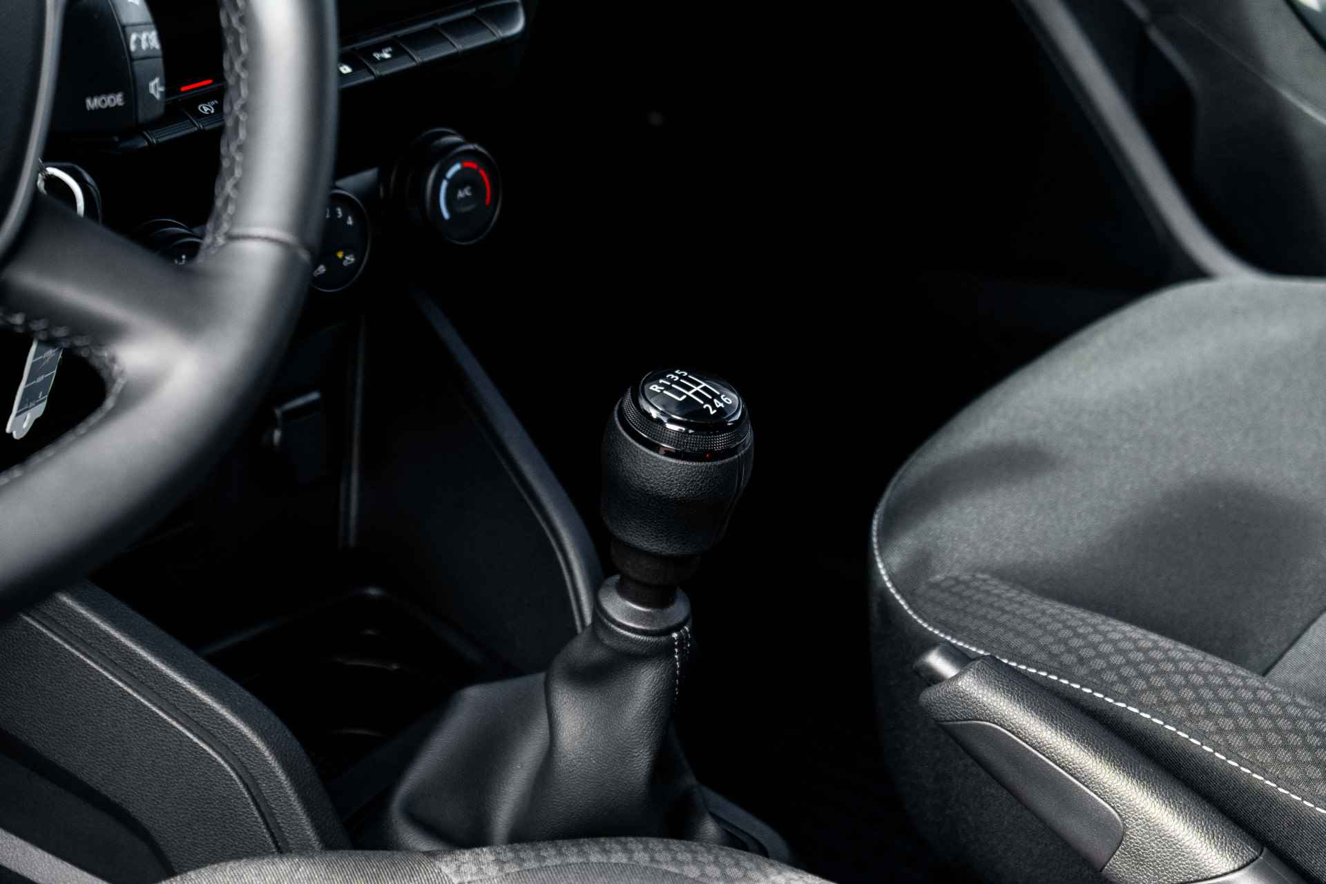 Dacia Duster 1.0 TCe 100 PK ECO-G Expression | Camera achter | Stoelverwarming | Apple car play | incl. Bovag rijklaarpakket met 12 maanden garantie - 14/47