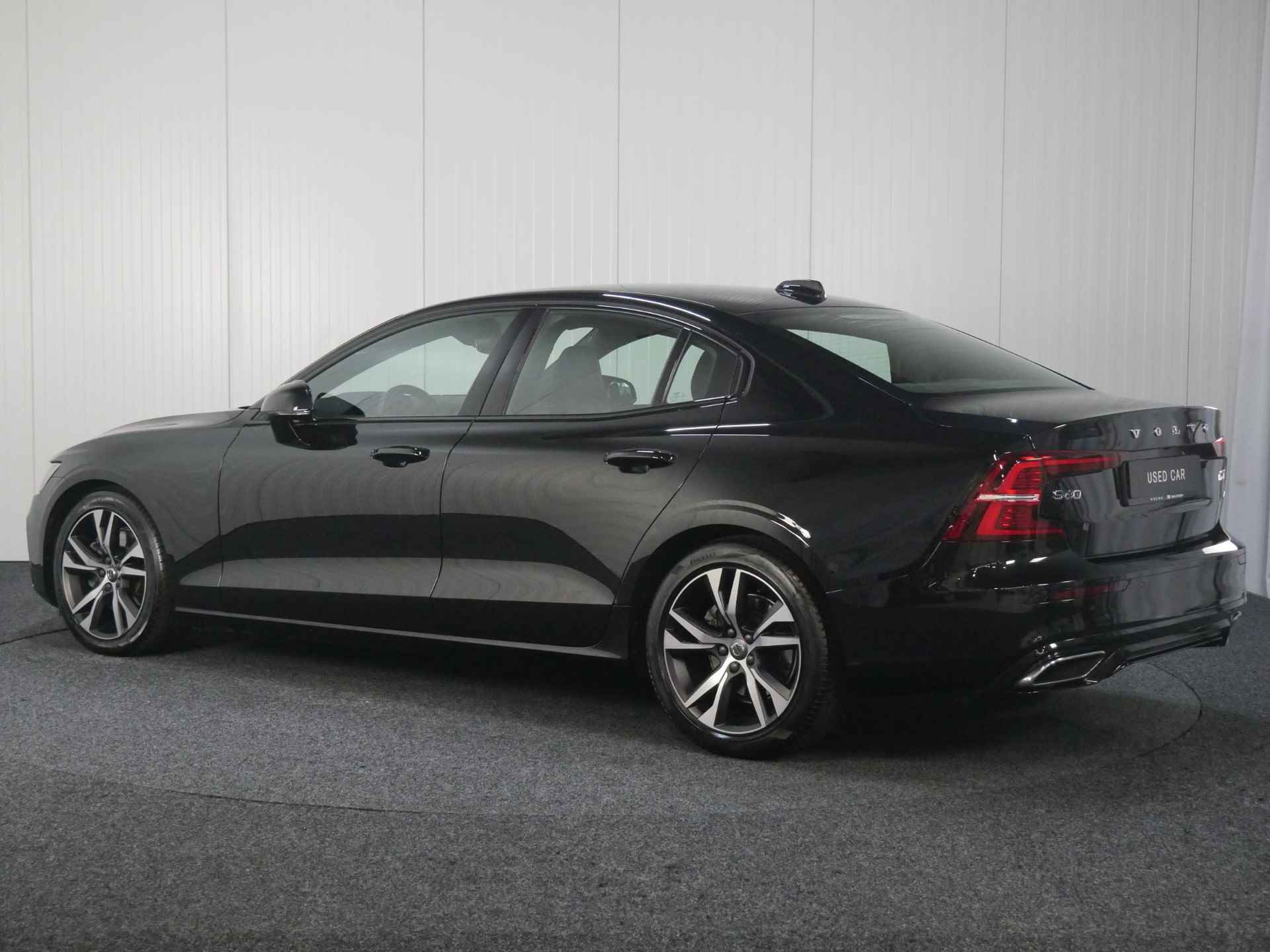 Volvo S60 T4 AUT8 191PK R-Design | Adaptieve Cruise Control | Dodehoekdetectie Met Correctie | Achteruitrijcamera | Parkeersensoren | Navigatiesysteem | Electronic Climate Control | LED Koplampen | Keyless Entry | Lederen Bekleding | Apple Carplay/Android Auto - 3/44