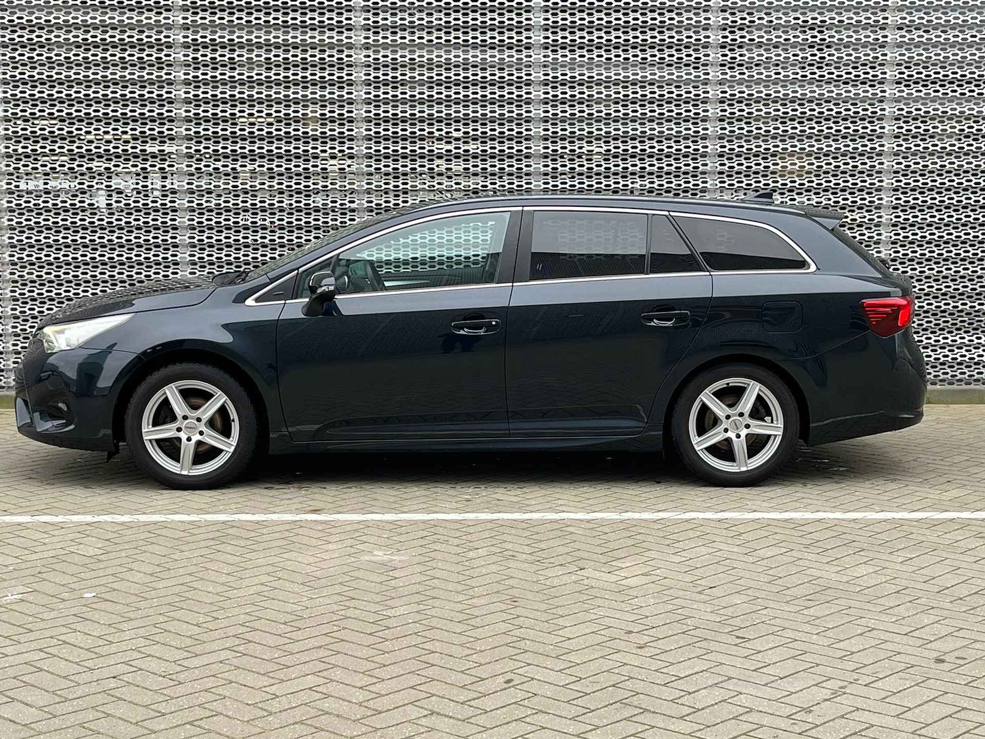Toyota Avensis Touring Sports 1.8 VVT-i SkyView Edition - 5/28