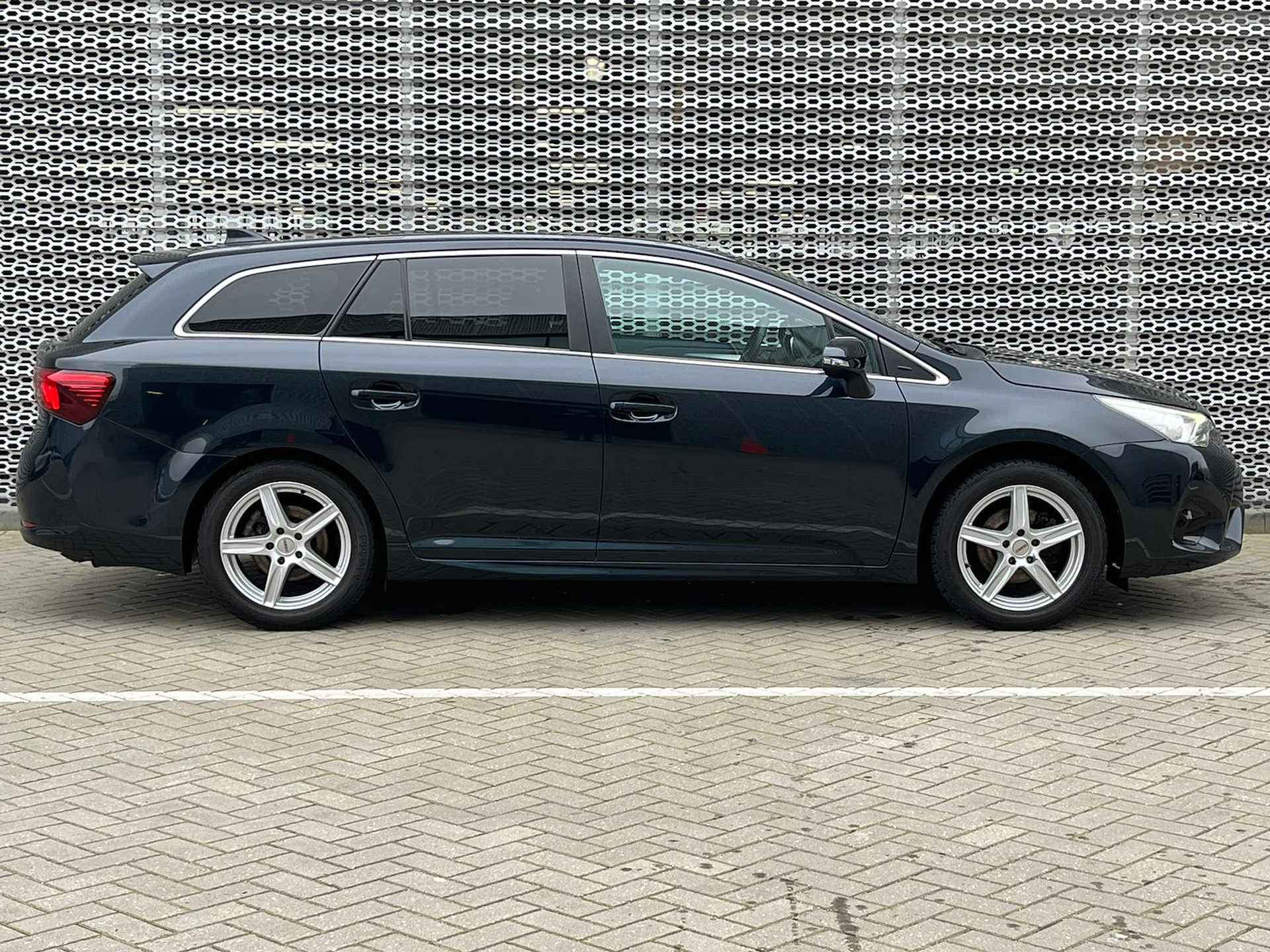 Toyota Avensis Touring Sports 1.8 VVT-i SkyView Edition - 9/28